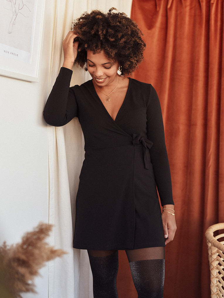 Robe mini en tricot noire à nouer
