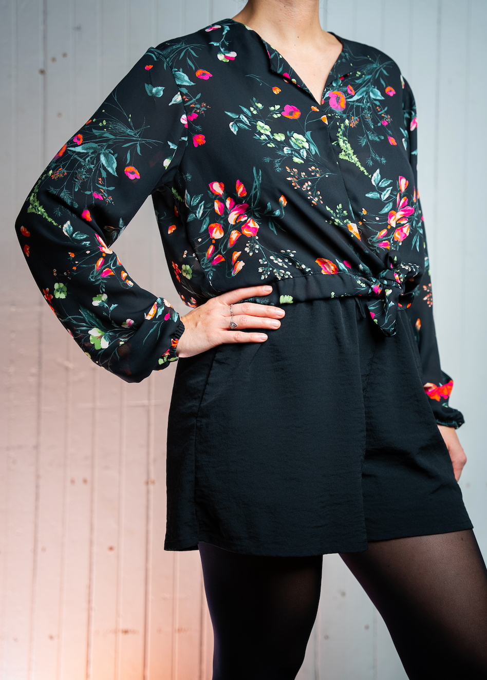 Blouse Noir à Fleurs avec Col V et Manches Longues
