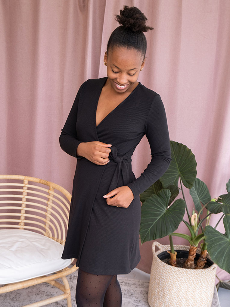 Robe mini en tricot noire à nouer