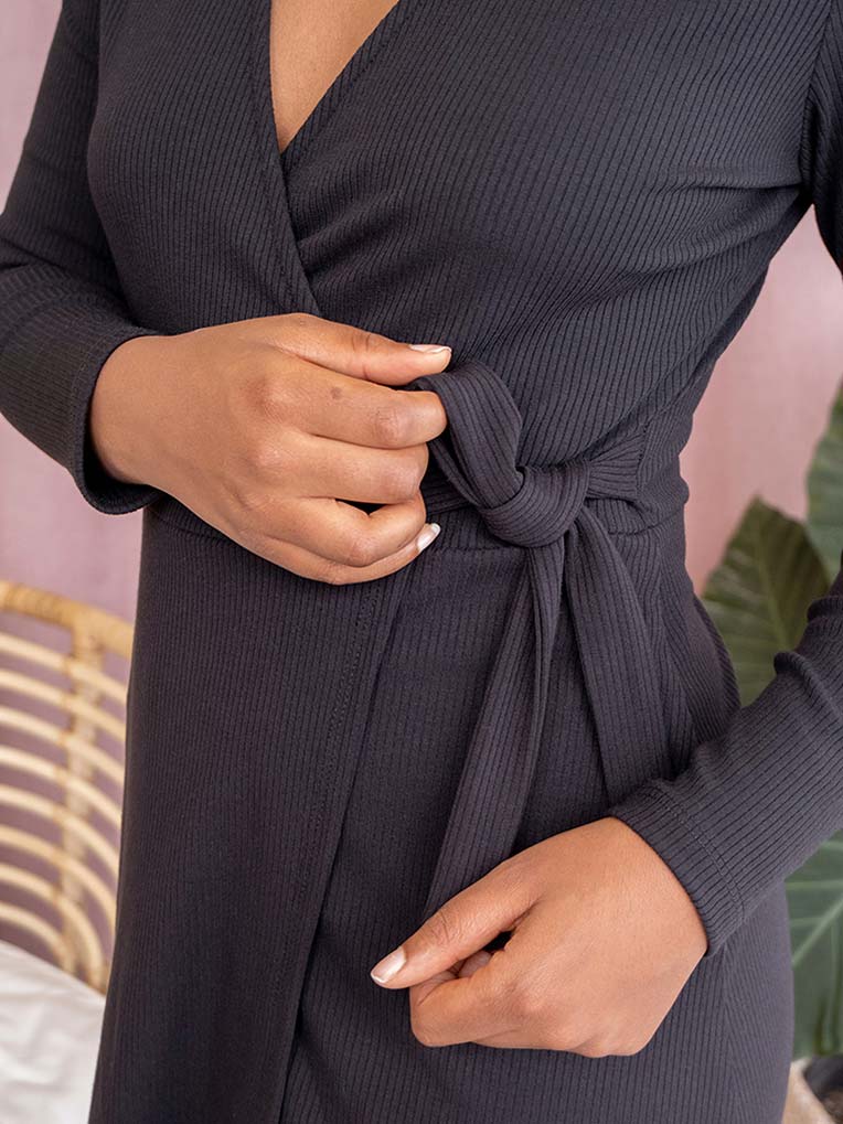 Robe mini en tricot noire à nouer