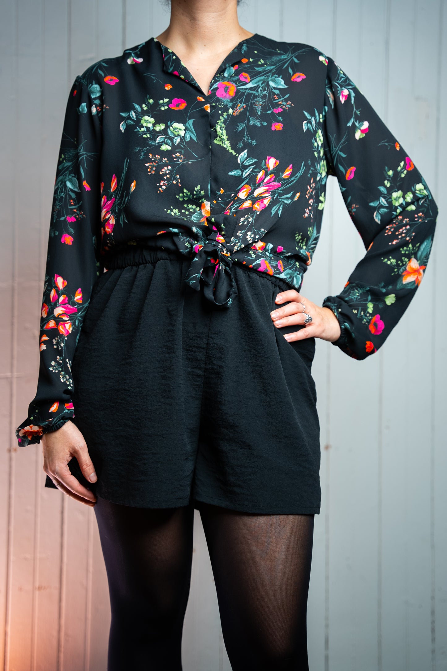 Blouse Noir à Fleurs avec Col V et Manches Longues
