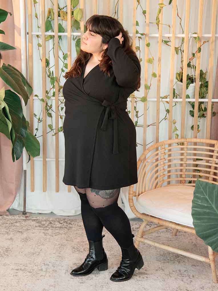 Robe mini en tricot noire à nouer