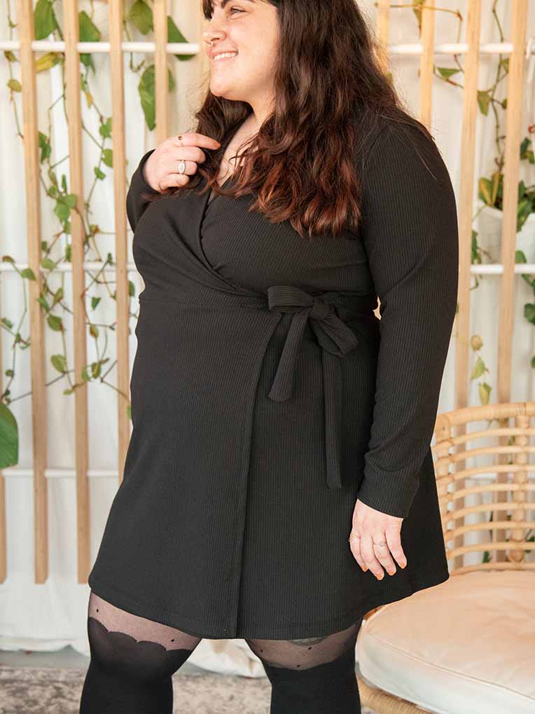 Robe mini en tricot noire à nouer