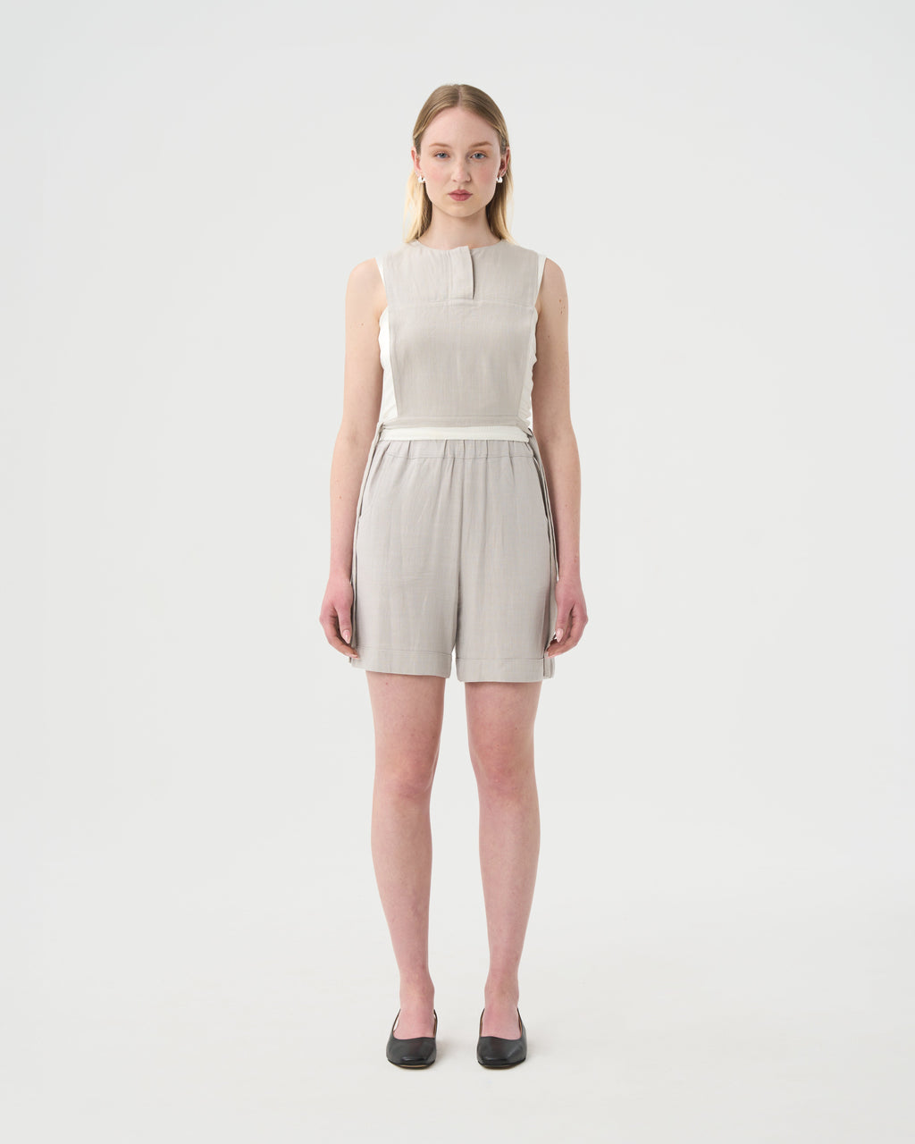 VALERIE . Bermuda en lin gris pâle pour femme. Look complet. 