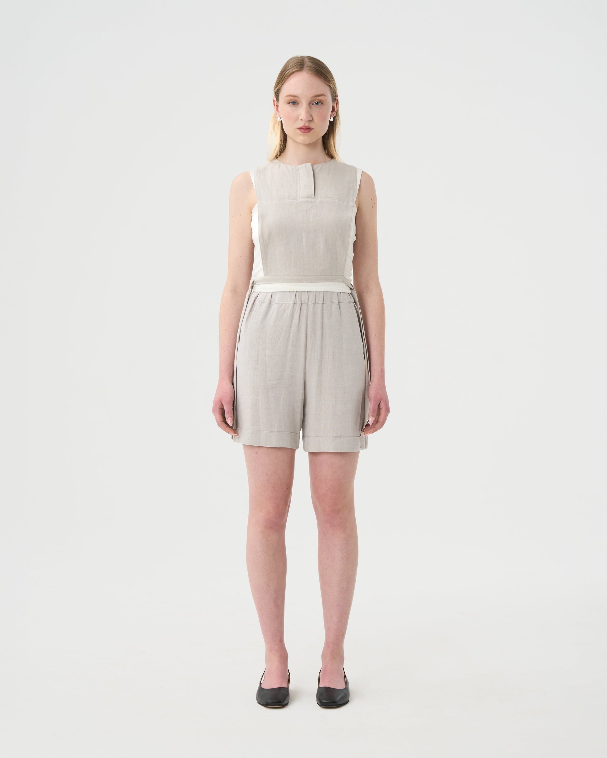 VALERIE . Bermuda en lin gris pâle pour femme. Look complet. 