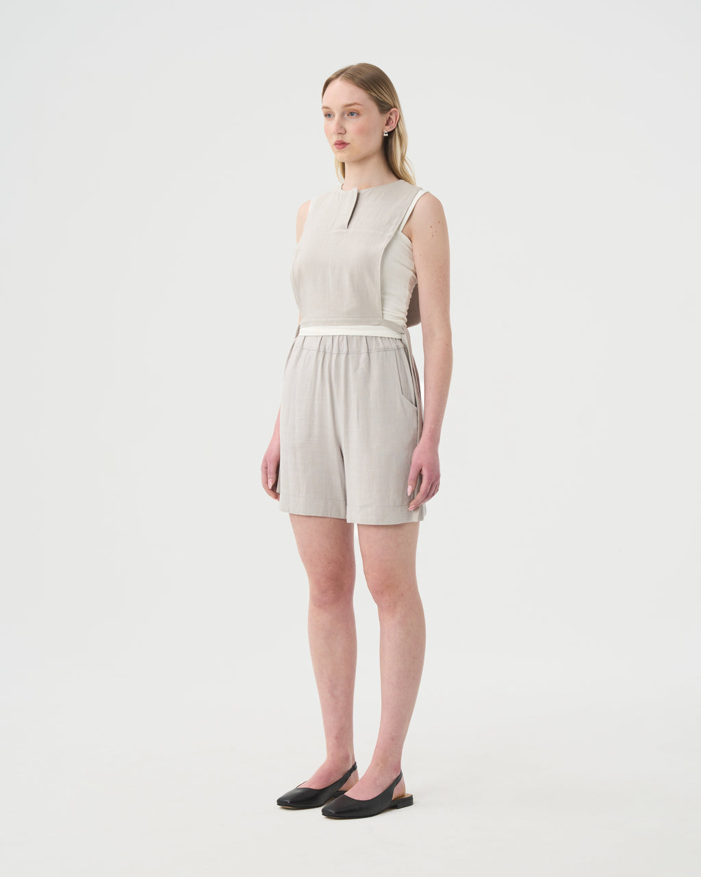 VALERIE C. Bermuda en lin gris pâle pour femme. Look complet. 