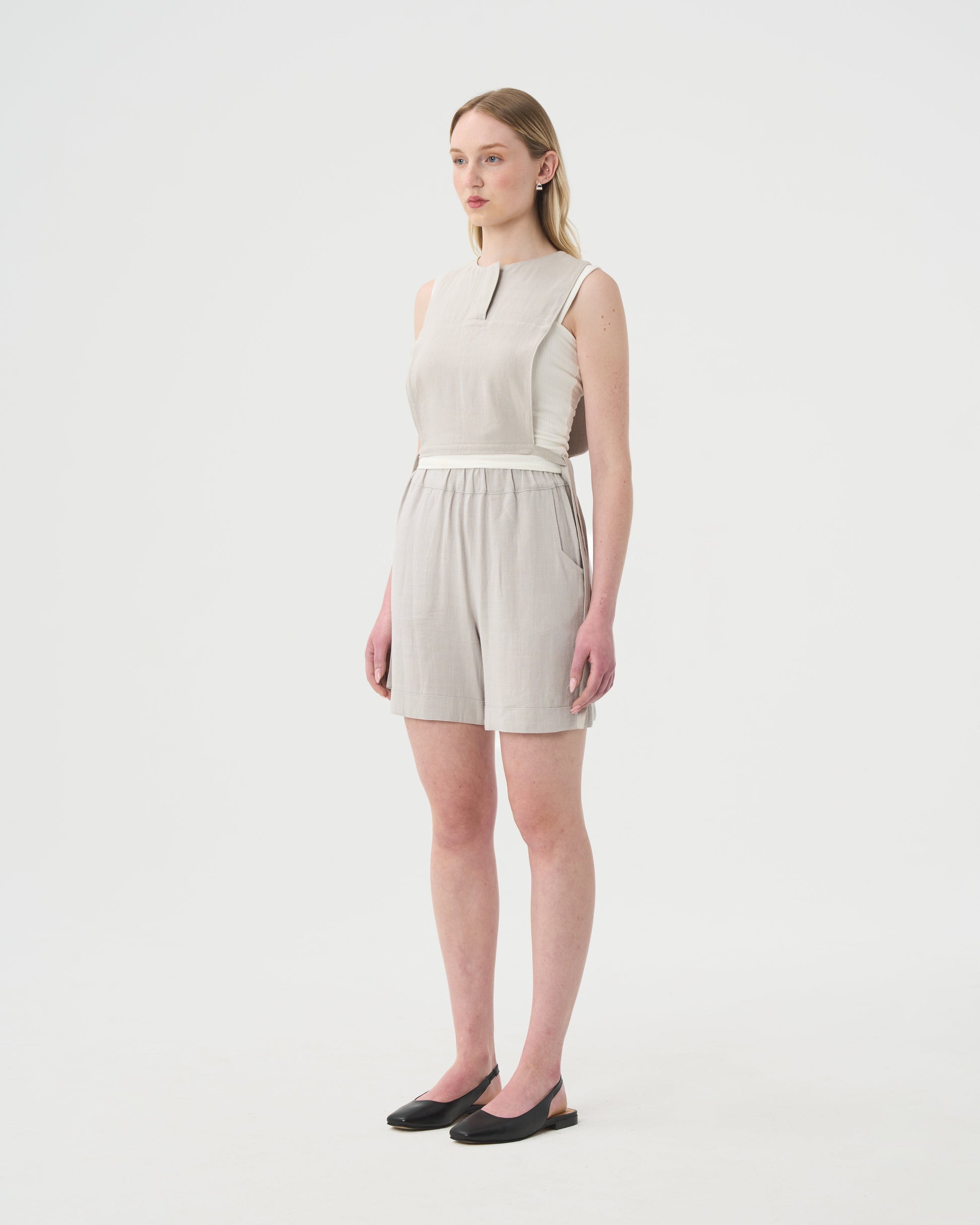 VALERIE C. Bermuda en lin gris pâle pour femme. Look complet. 