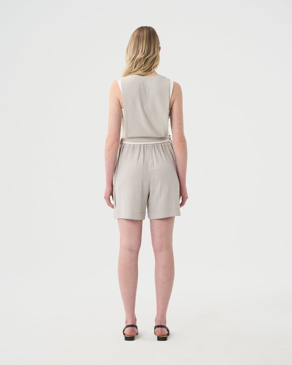 Valerie c. Bermuda en lin gris pâle pour femme. Look complet dos. 