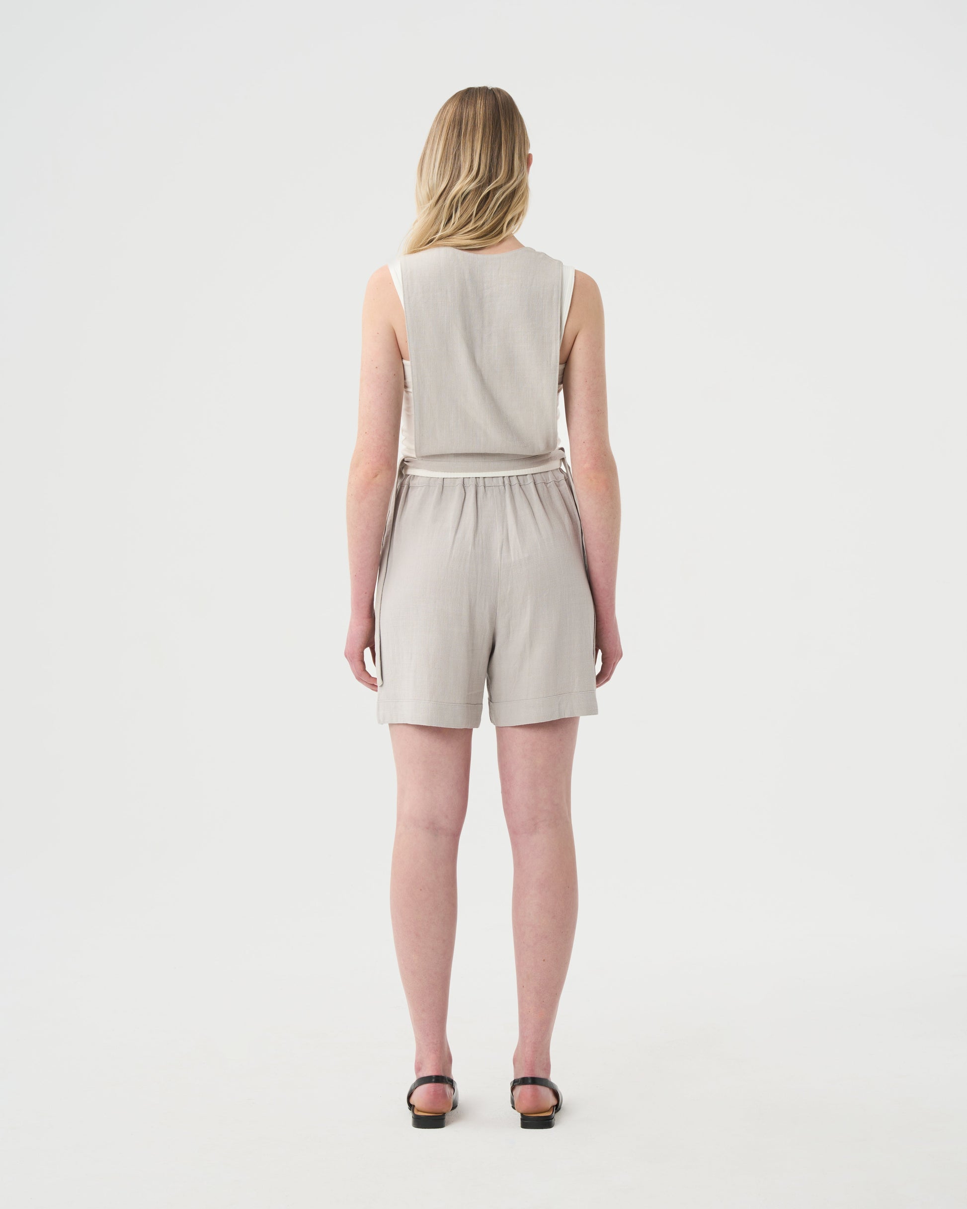 Valerie c. Bermuda en lin gris pâle pour femme. Look complet dos. 