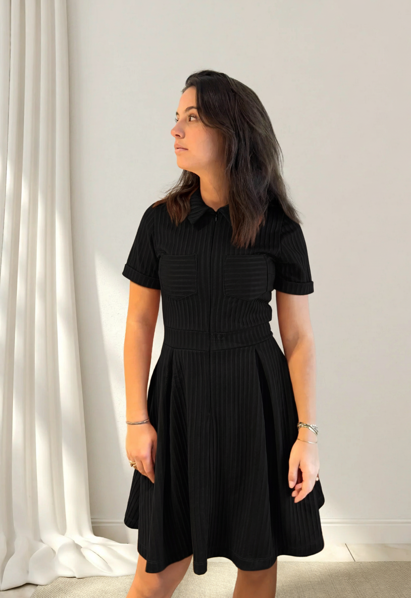 Robe noire évasée à pinces et poches appliquées - Mila