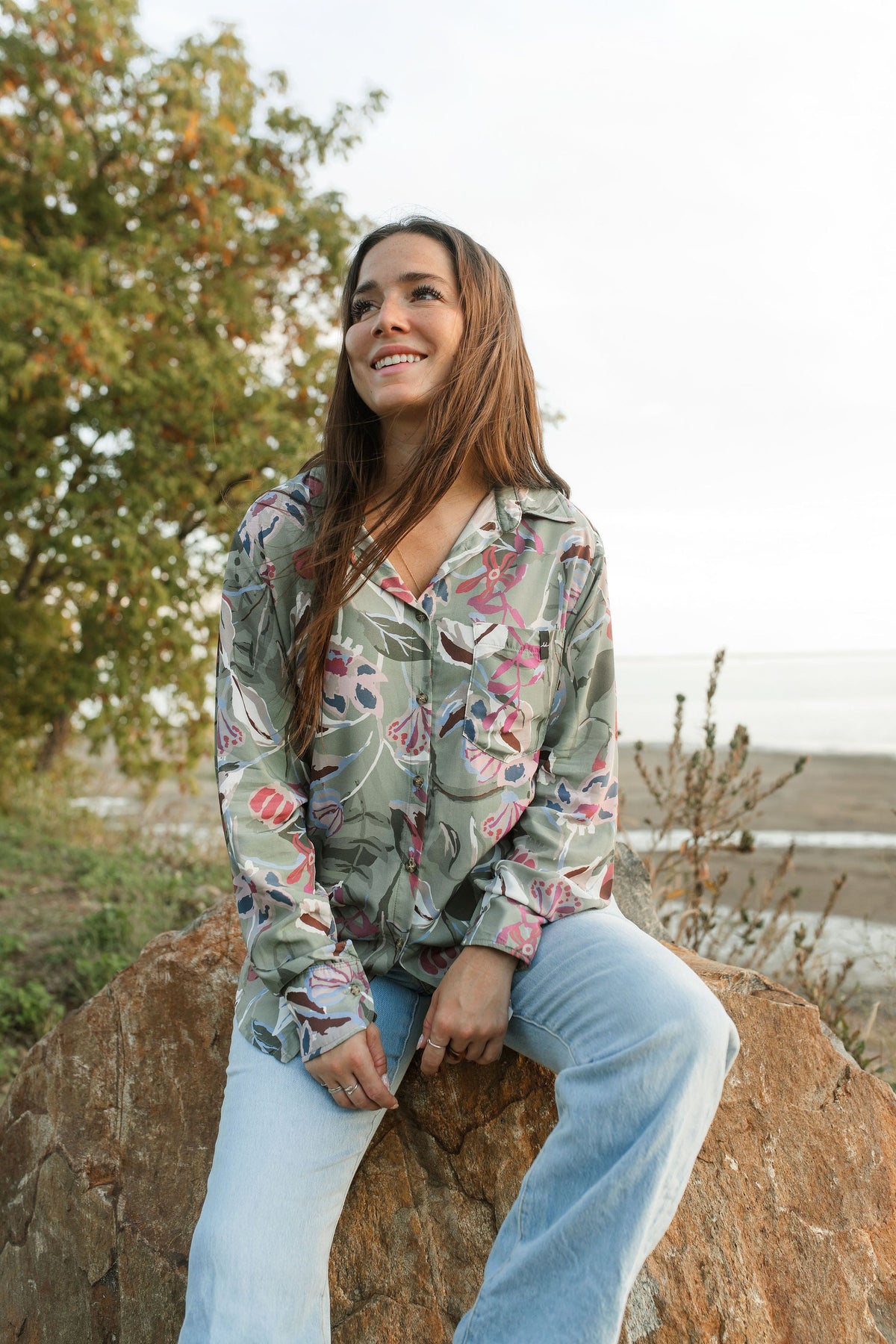 Chemise Jacqueline fleurie sauge portée, vue de face
