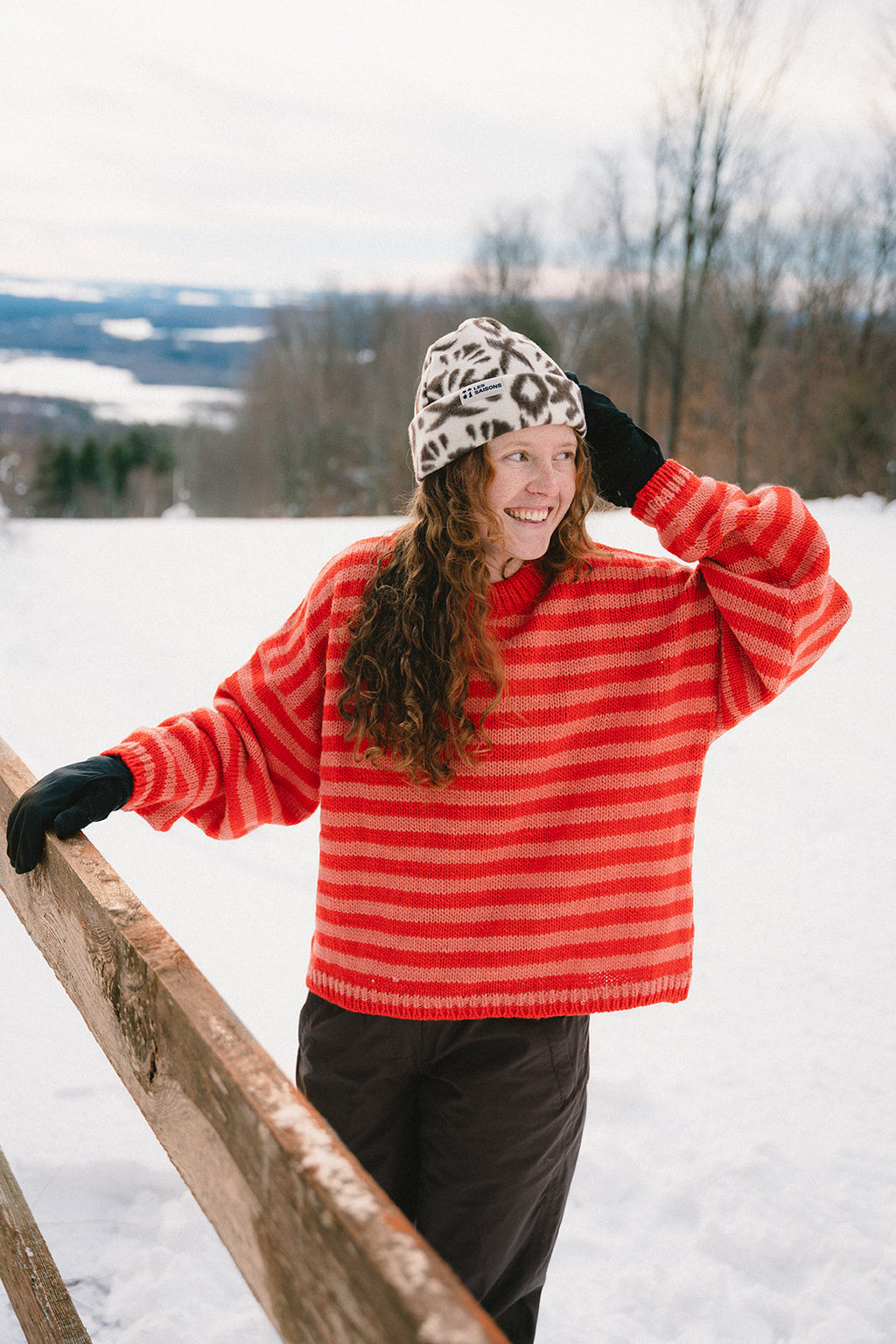 girl wearing the les Saisons wool stripped sweater outside in winter
