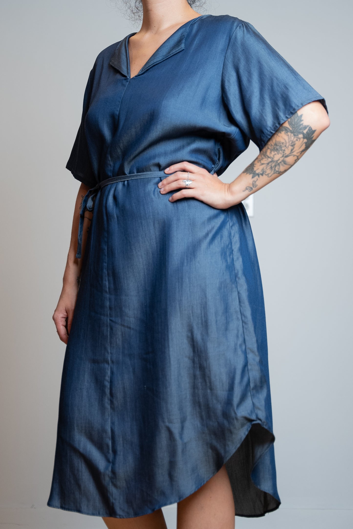 Robe en Denim à Manches Courtes et Col en V