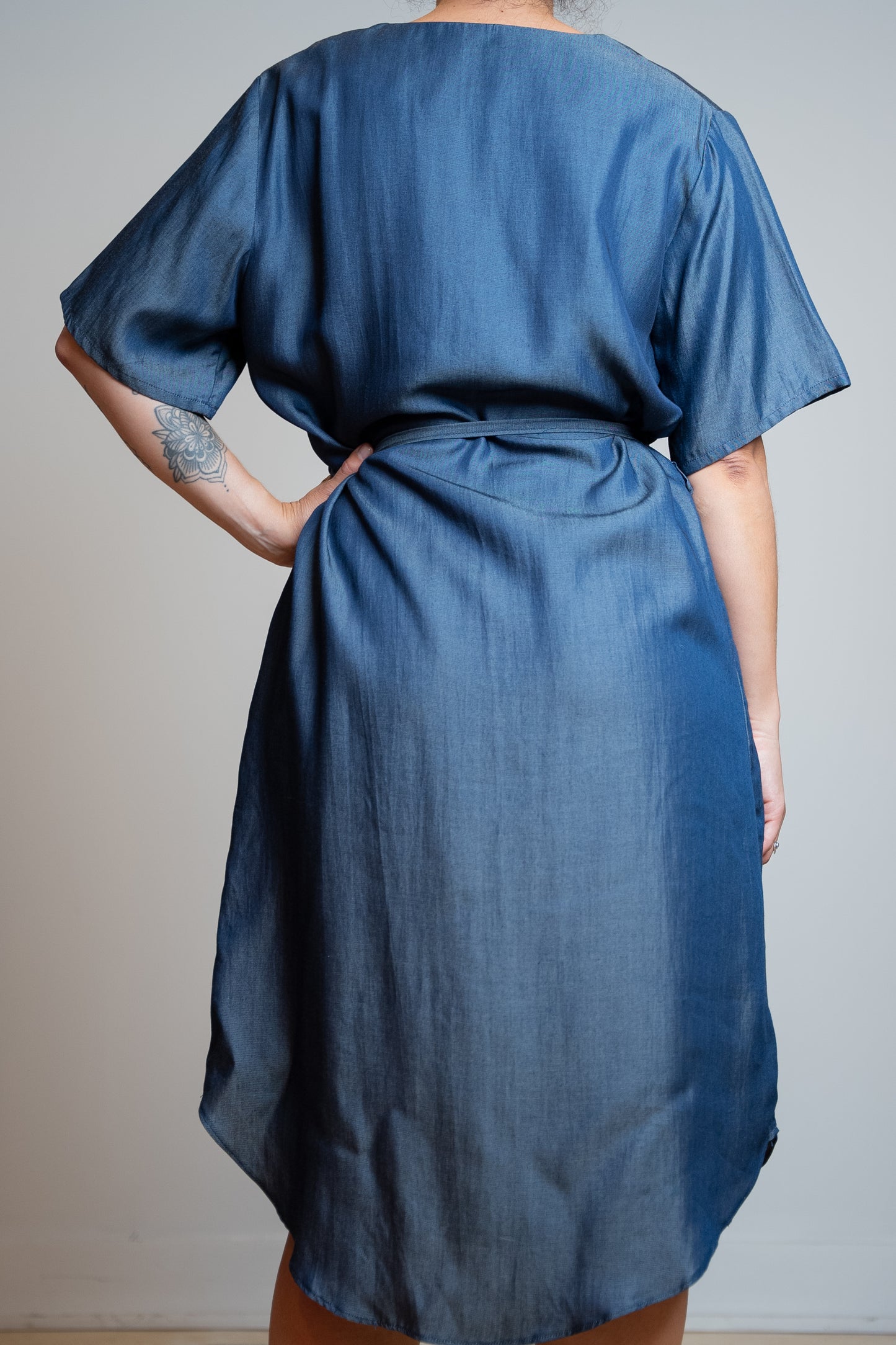 Robe en Denim à Manches Courtes et Col en V