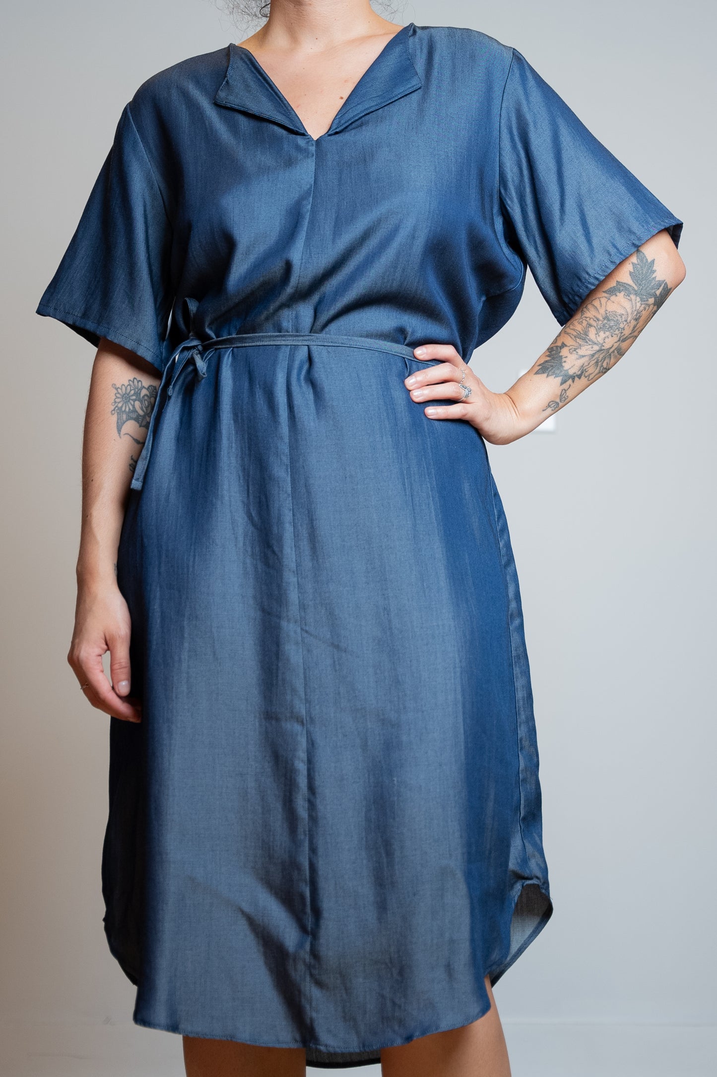 Robe en Denim à Manches Courtes et Col en V