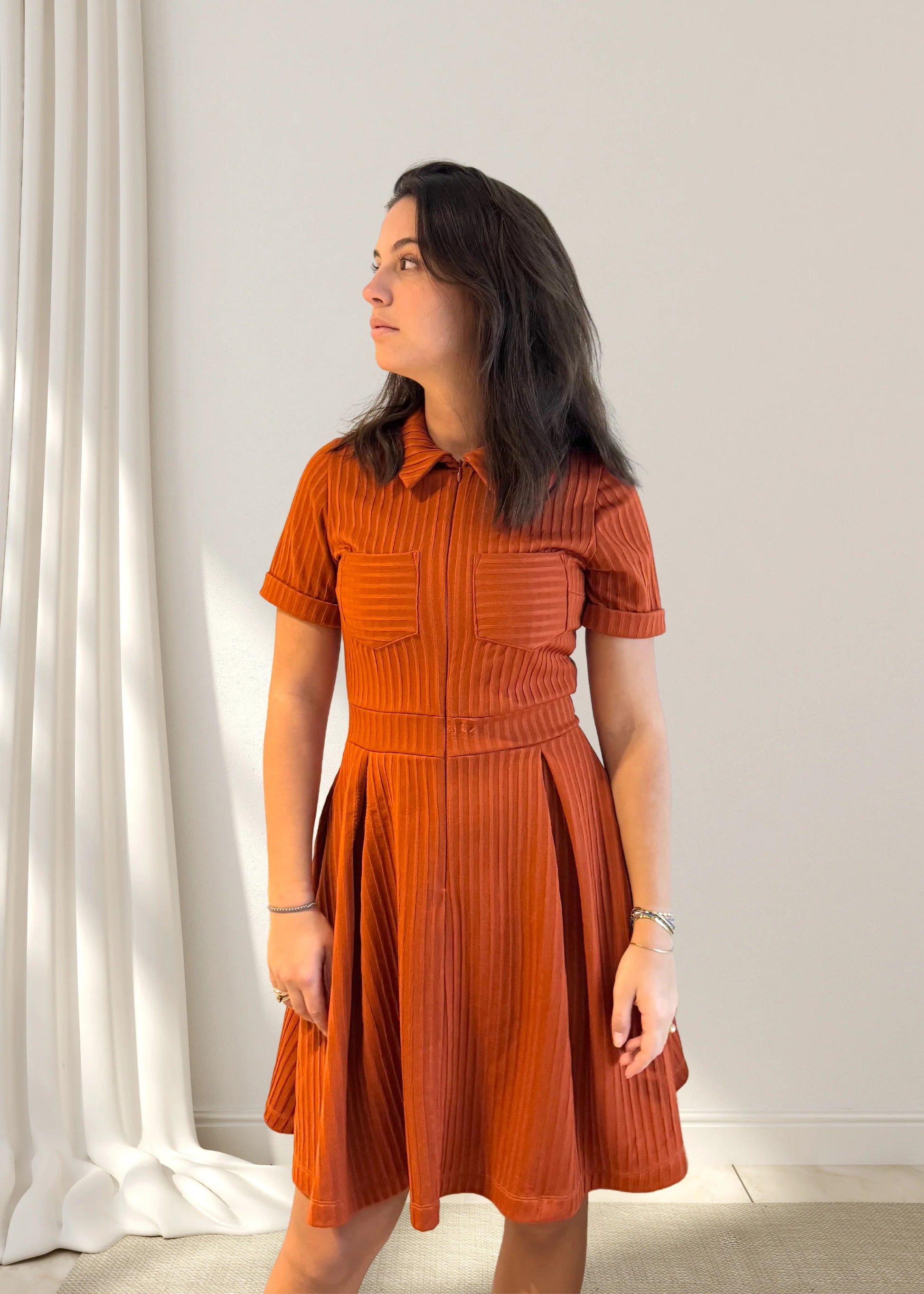 Robe orange évasée à pinces et poches appliquées - Mila