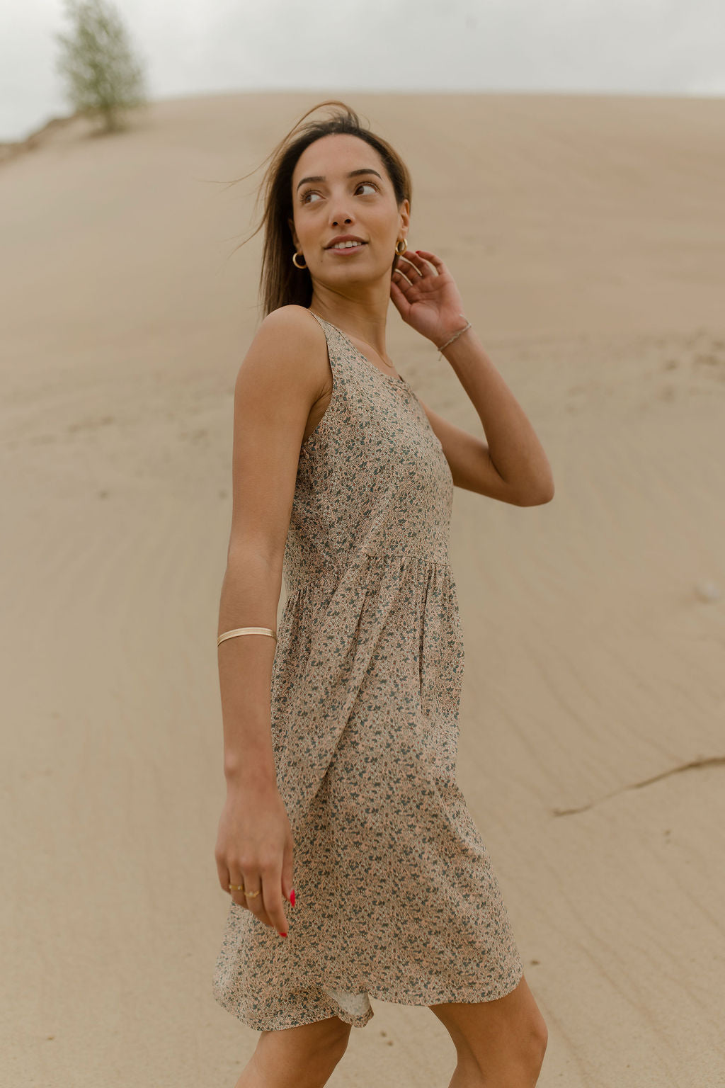 Robe dos noué à petites fleurs