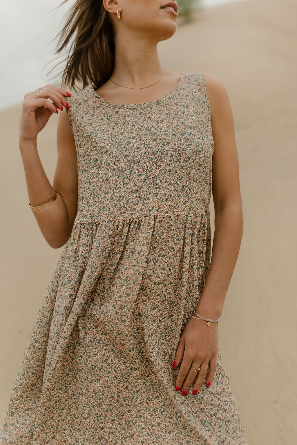 Robe dos noué à petites fleurs