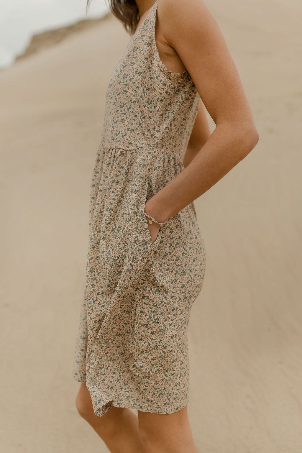 Robe dos noué à petites fleurs