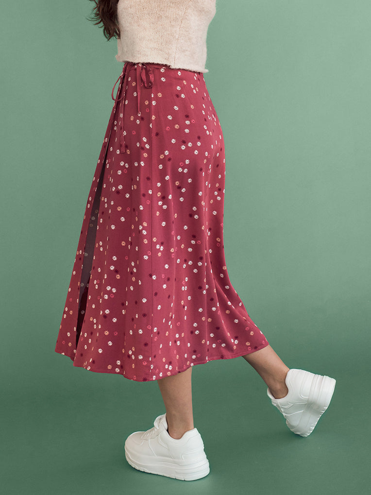 Jupe nouée à motifs de marguerites roses rubis