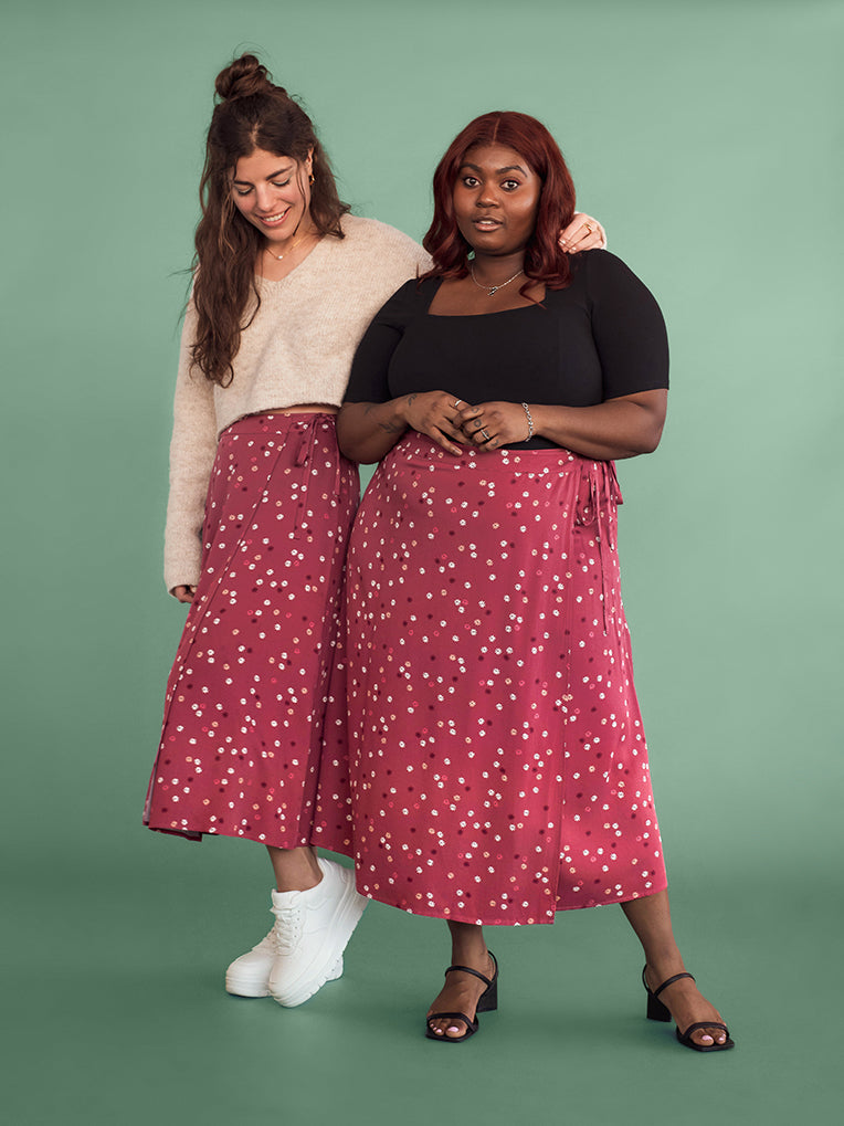 Jupe nouée à motifs de marguerites roses rubis