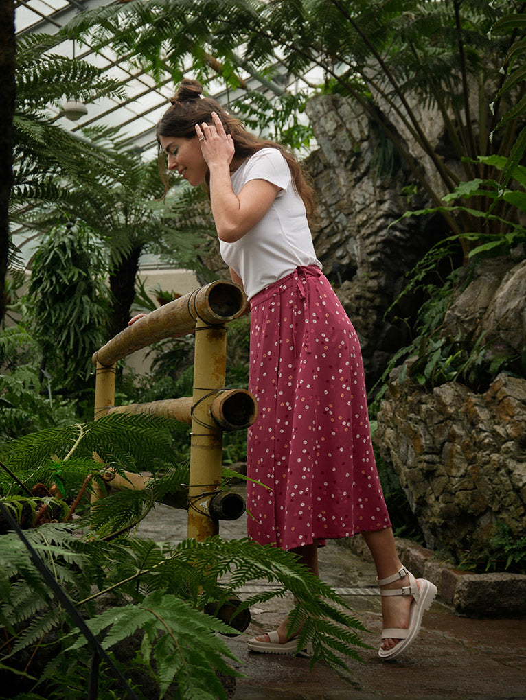 Jupe nouée à motifs de marguerites roses rubis