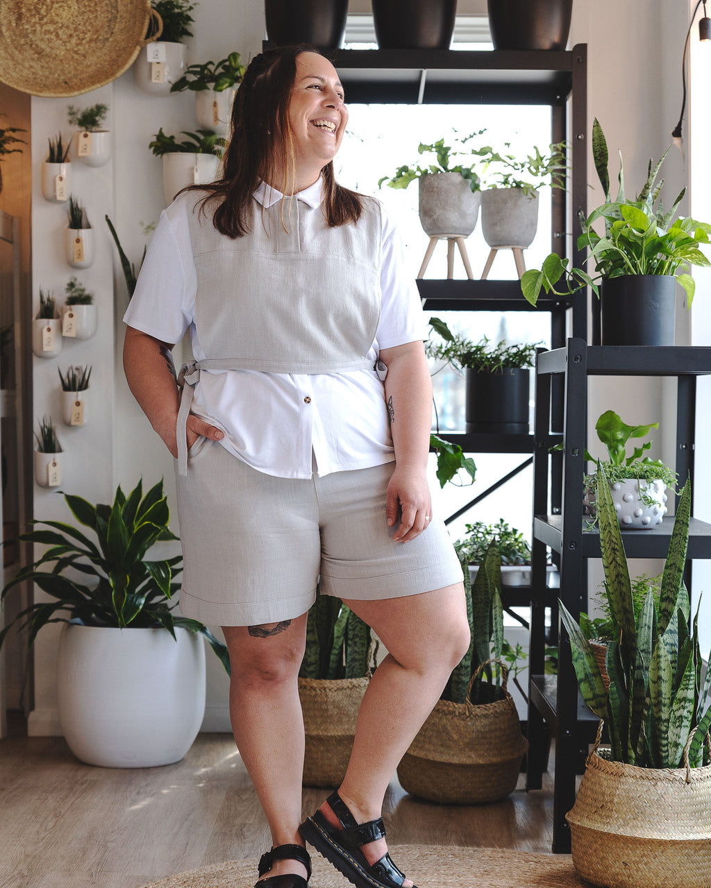 Plastron gris pâle en lin porté par la silhouette Sophia (L).