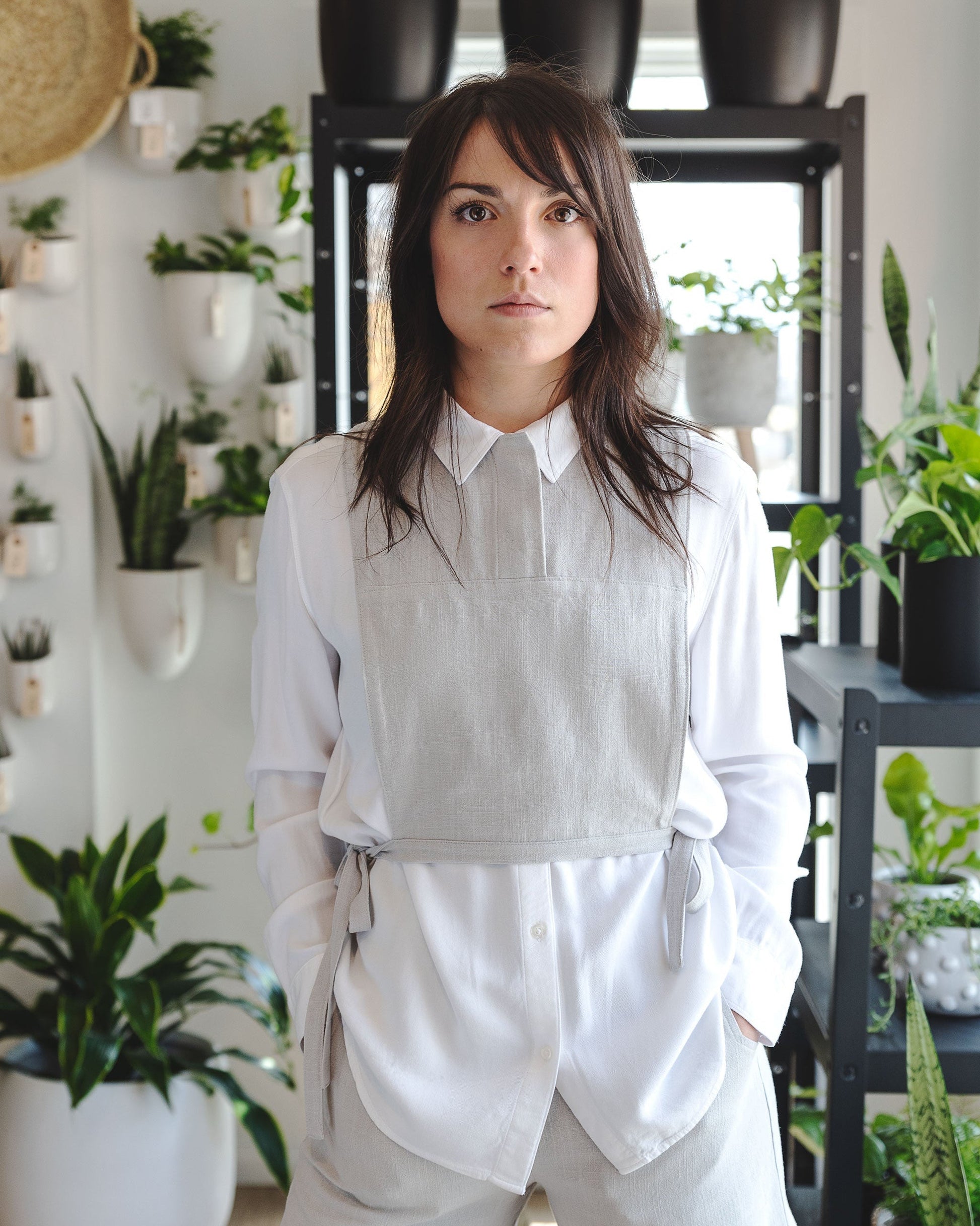 Silhouette Gabrielle. Le plastron ajustable fait d'un doux mélange de lin. Disponible en deux couleurs. 