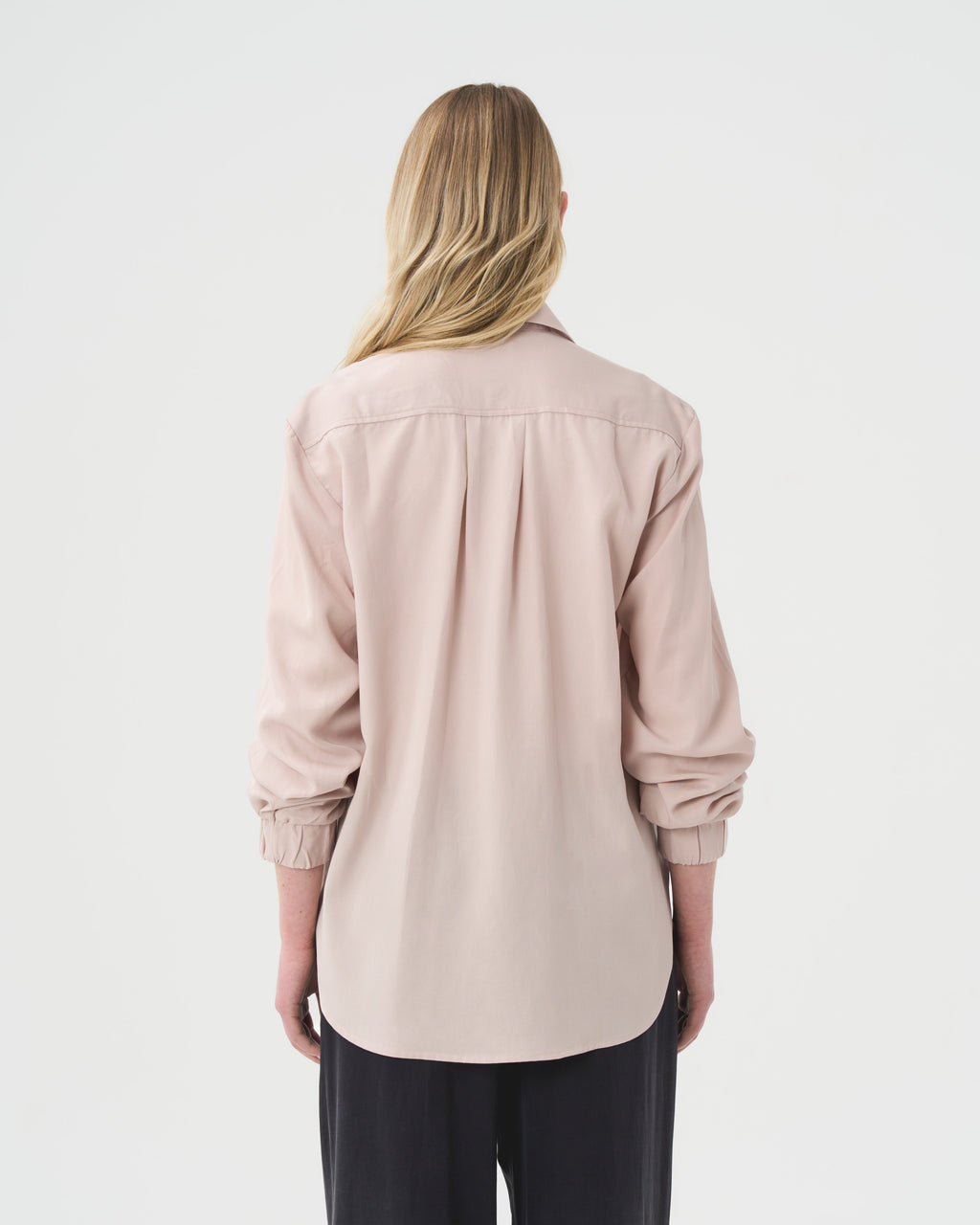Chemise masculine ample oversize pour femme. Fait au Québec.