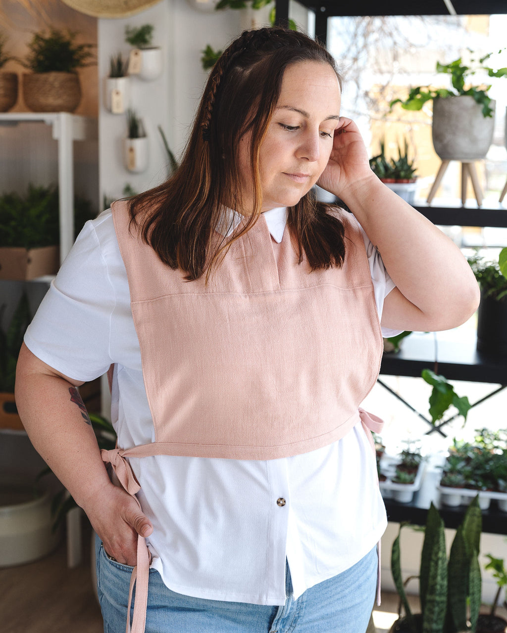 Plastron en lin pêche porté par la silhouette Sophia (L).