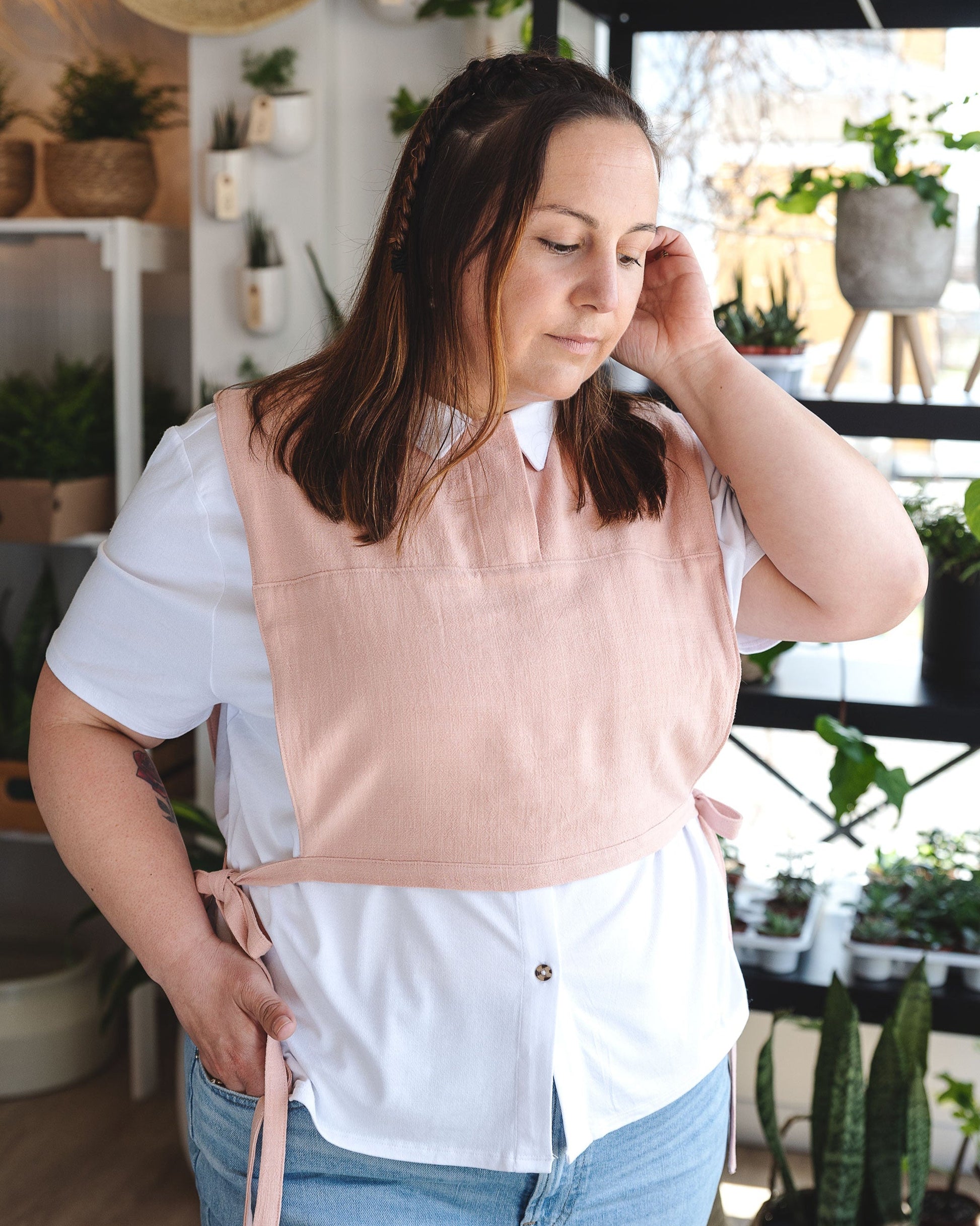 Plastron en lin pêche porté par la silhouette Sophia (L).