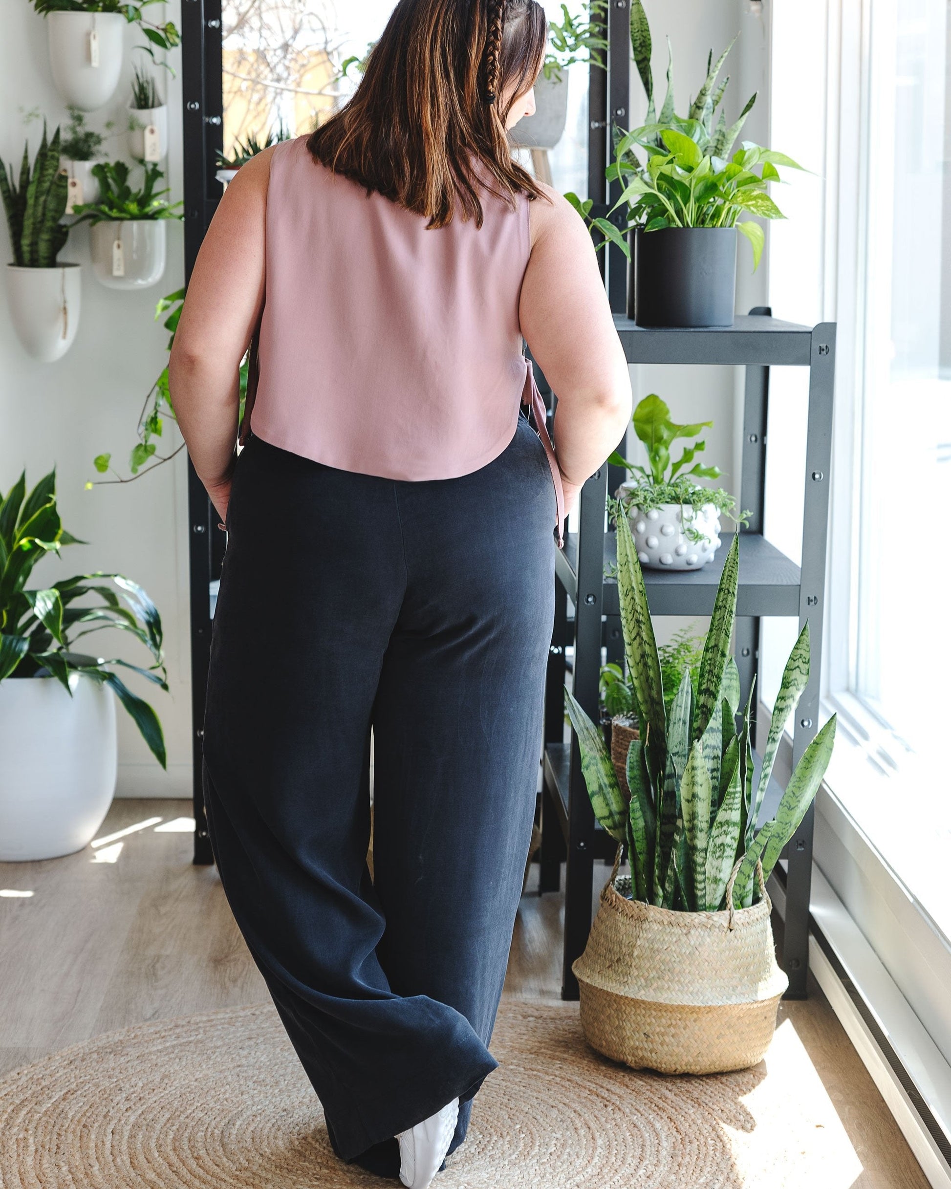 Wide black pants with elastic waistband for women. DS