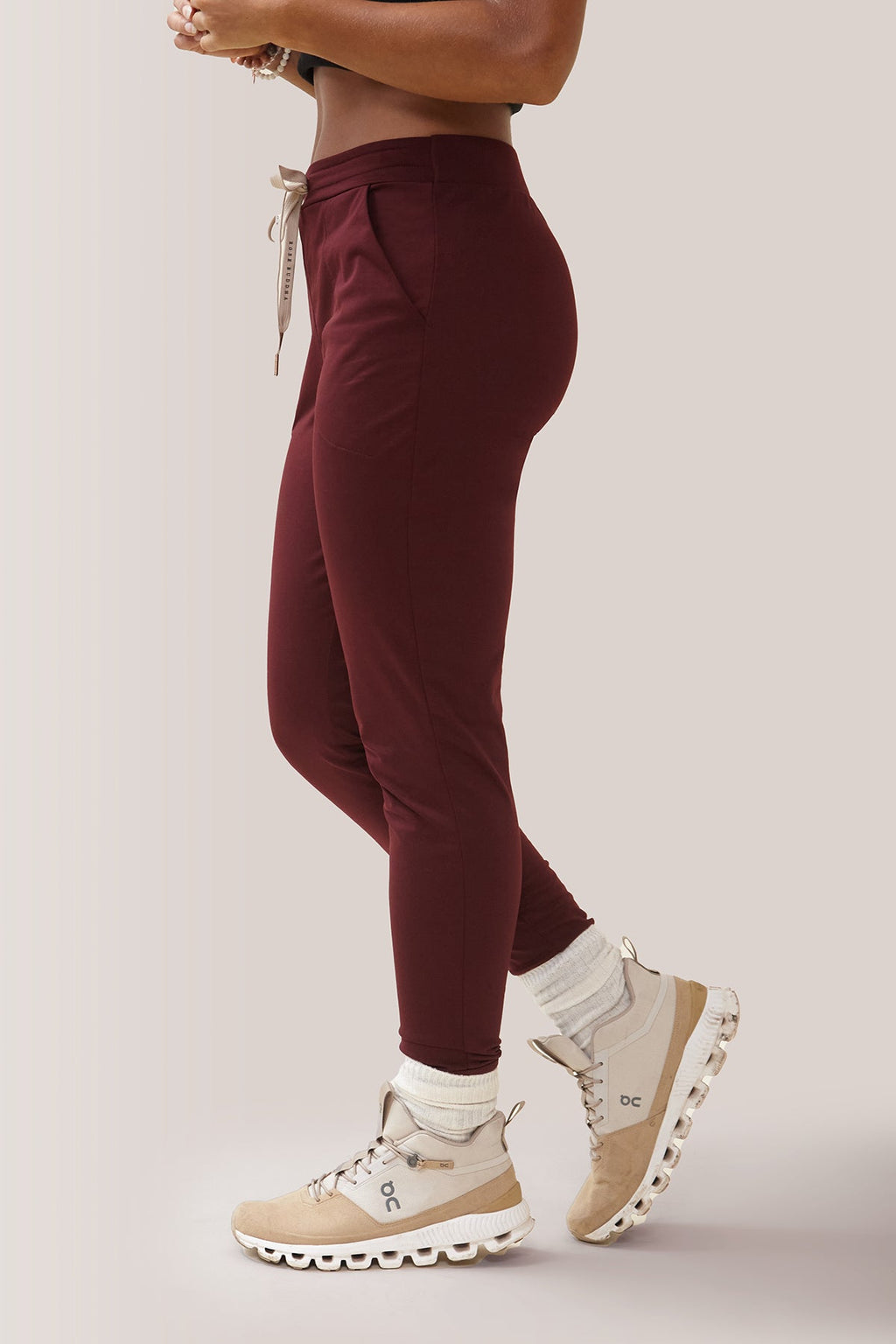 Rose Buddha Rose Buddha Pantalon Week-End Micro Polar - Rooibos / Women wearing the Rose Buddha Week-End Pants - Rooibos