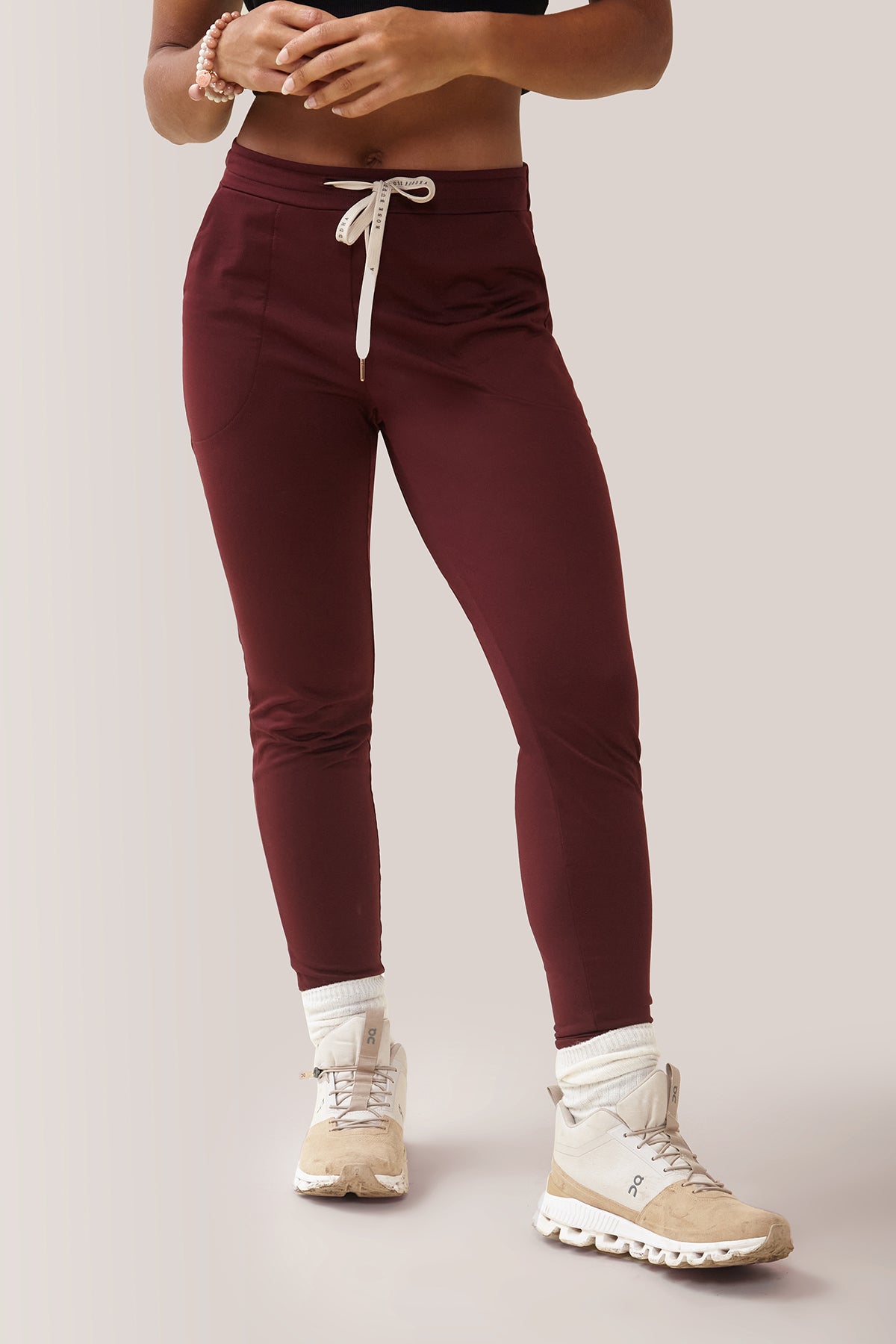 Rose Buddha Rose Buddha Pantalon Week-End Micro Polar - Rooibos / Women wearing the Rose Buddha Week-End Pants - Rooibos