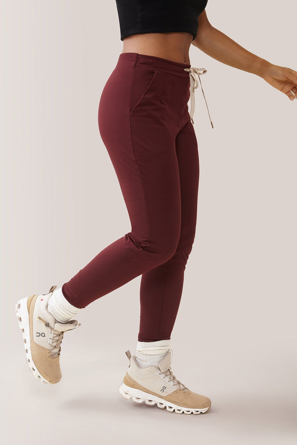 Rose Buddha Rose Buddha Pantalon Week-End Micro Polar - Rooibos / Women wearing the Rose Buddha Week-End Pants - Rooibos