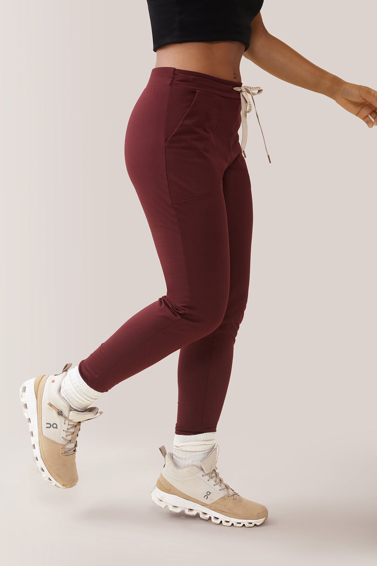 Rose Buddha Rose Buddha Pantalon Week-End Micro Polar - Rooibos / Women wearing the Rose Buddha Week-End Pants - Rooibos