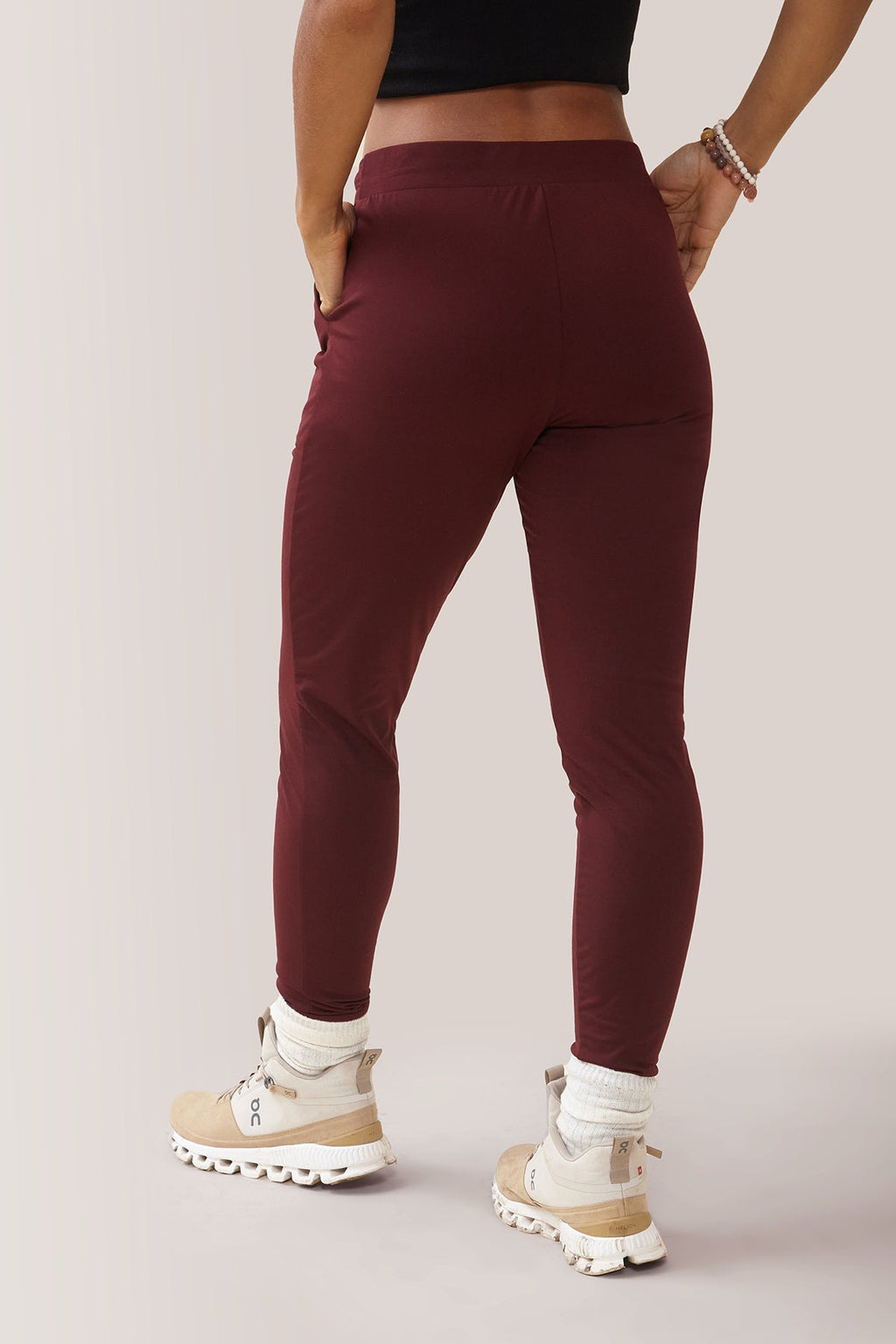 Rose Buddha Rose Buddha Pantalon Week-End Micro Polar - Rooibos / Women wearing the Rose Buddha Week-End Pants - Rooibos