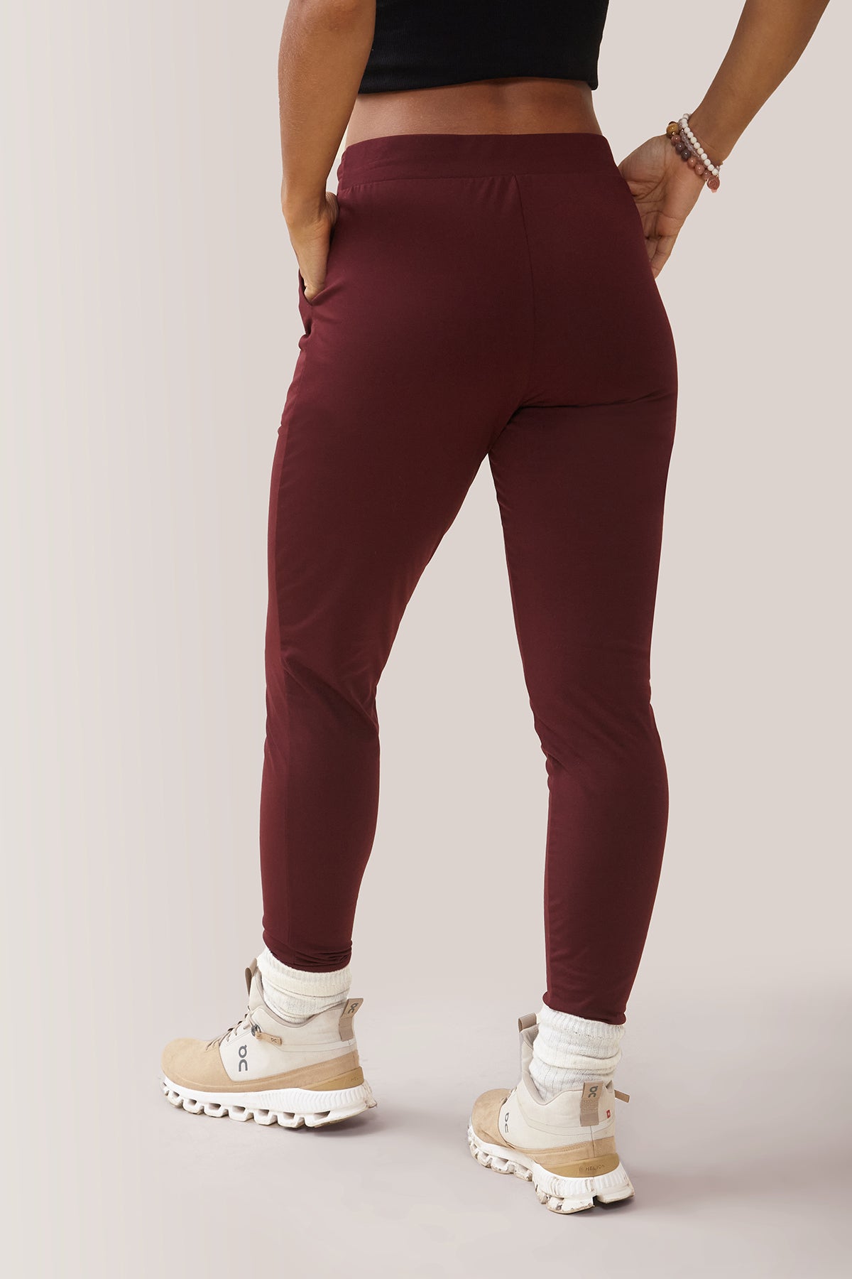 Rose Buddha Rose Buddha Pantalon Week-End Micro Polar - Rooibos / Women wearing the Rose Buddha Week-End Pants - Rooibos