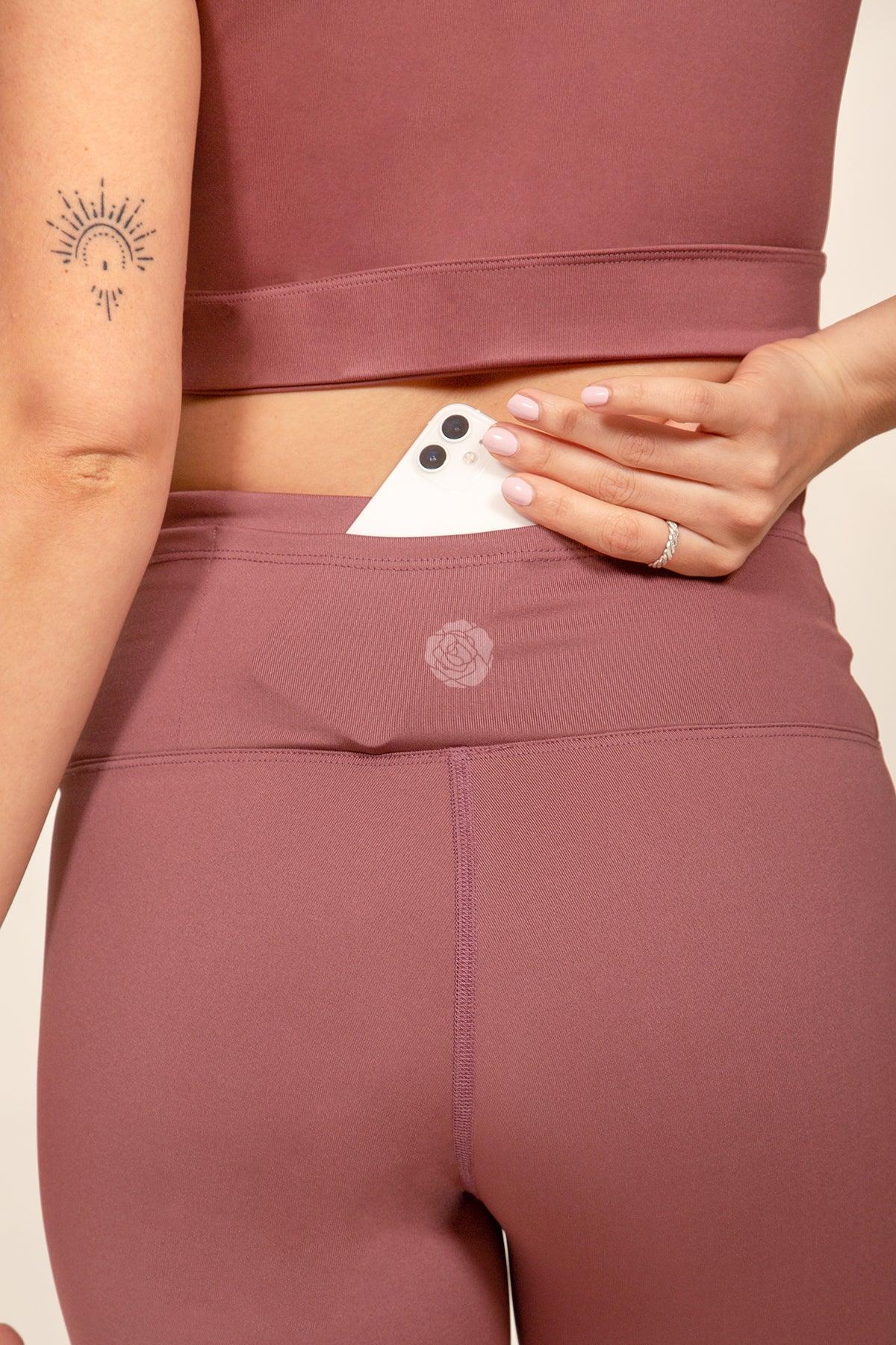 Détails des poches au dos du short divin déesse écoresponsable. / Details of the pockets on the back of the eco-responsible divine goddess bike shorts.