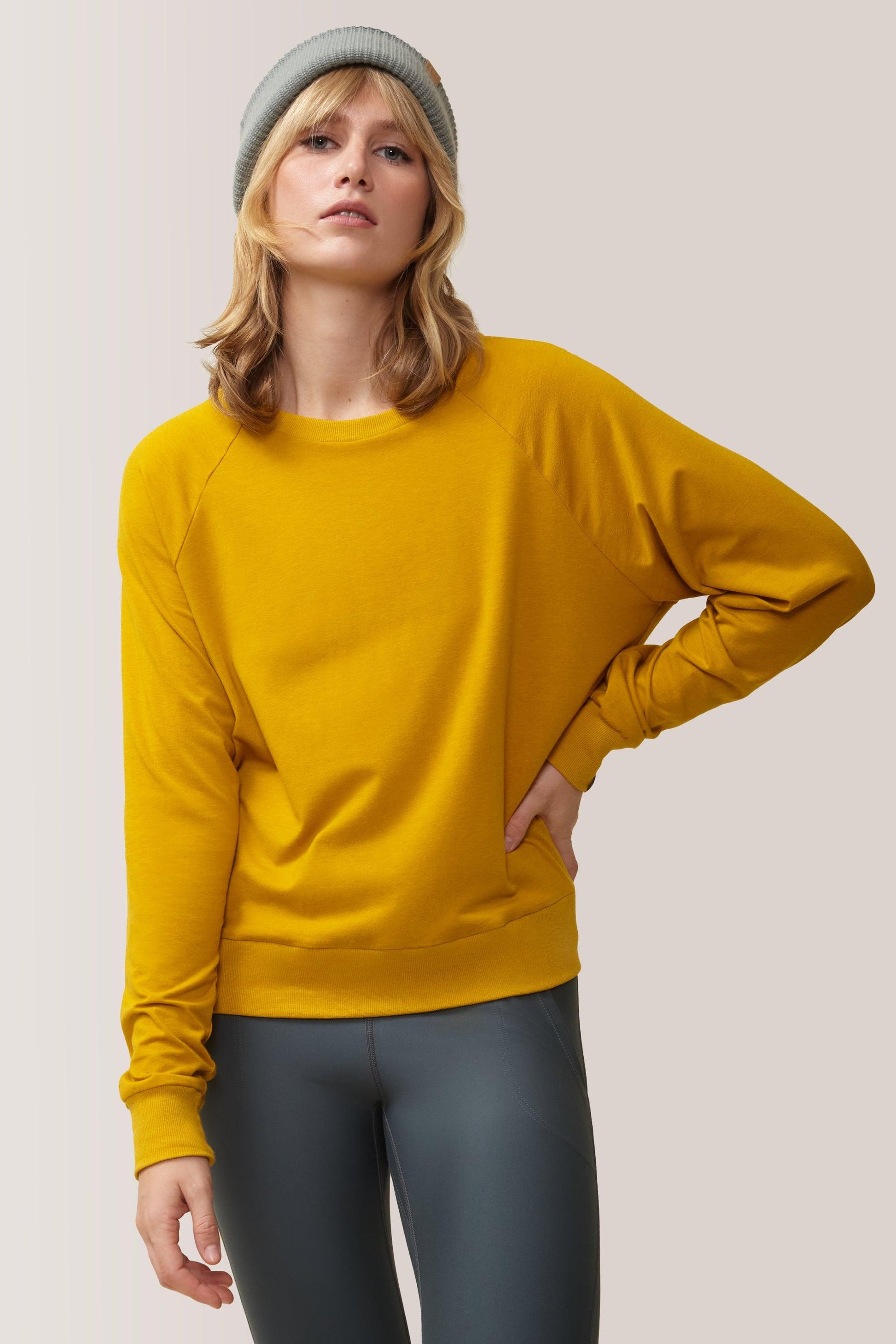 Femme qui porte le chandail à mangue longue Enjoy the Ride de Rose Boreal./ Women wearing the Enjoy the Ride Long Sleeves by Rose Boreal. -Chamomile Over / Camomille Over