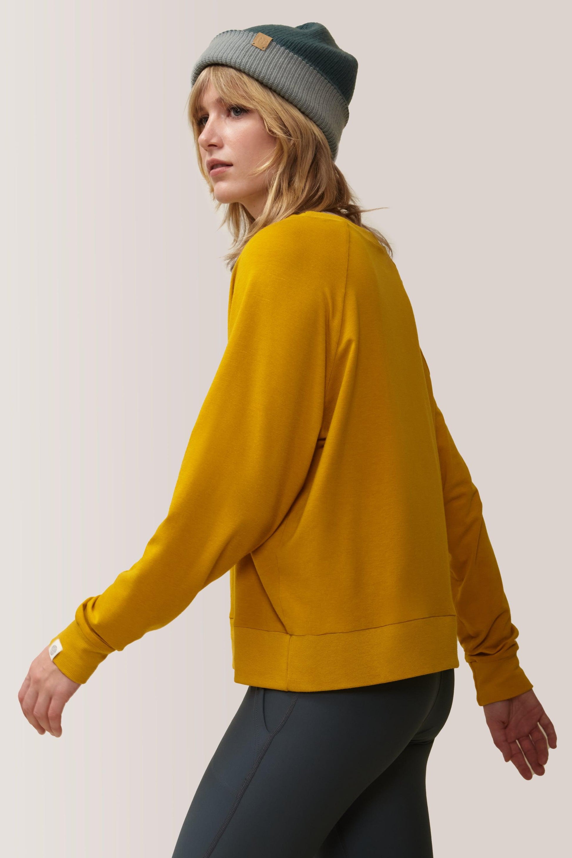 Femme qui porte le chandail à mangue longue Enjoy the Ride de Rose Boreal./ Women wearing the Enjoy the Ride Long Sleeves by Rose Boreal. -Chamomile / Camomille / Chamomile Over