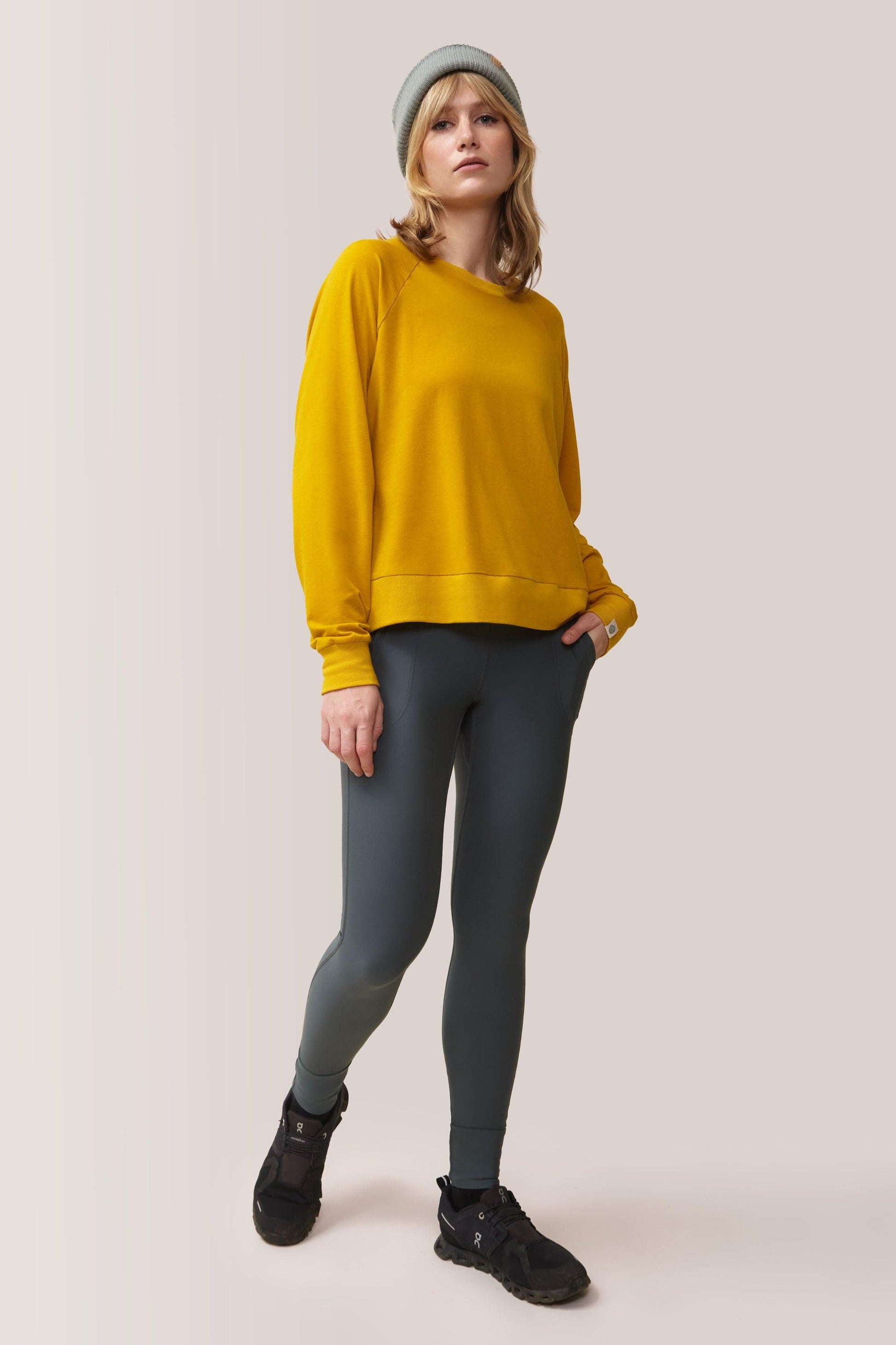 Femme qui porte le chandail à mangue longue Enjoy the Ride de Rose Boreal./ Women wearing the Enjoy the Ride Long Sleeves by Rose Boreal. -Chamomile / Camomille