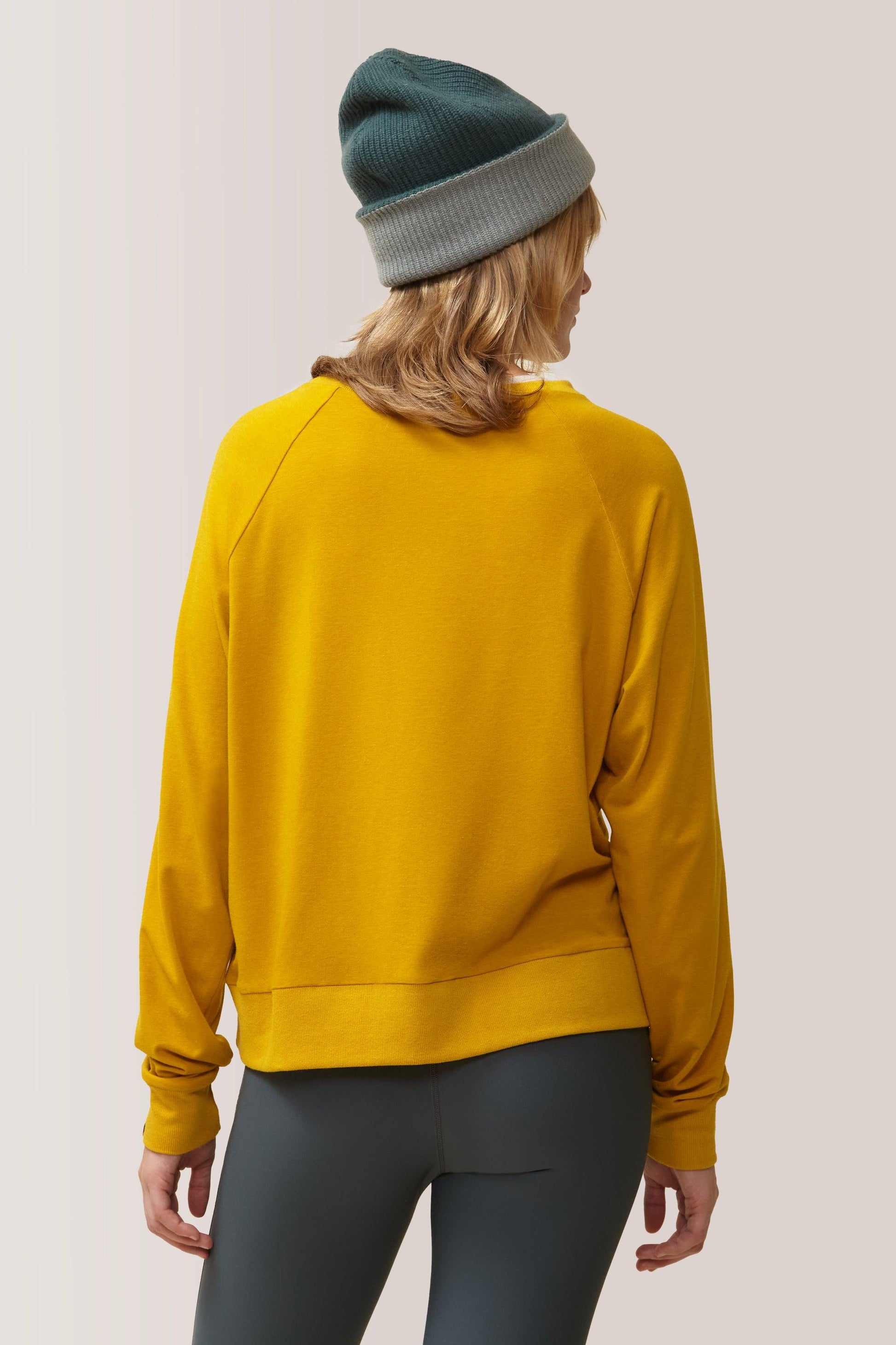 Femme qui porte le chandail à mangue longue Enjoy the Ride de Rose Boreal./ Women wearing the Enjoy the Ride Long Sleeves by Rose Boreal. -Chamomile / Camomille