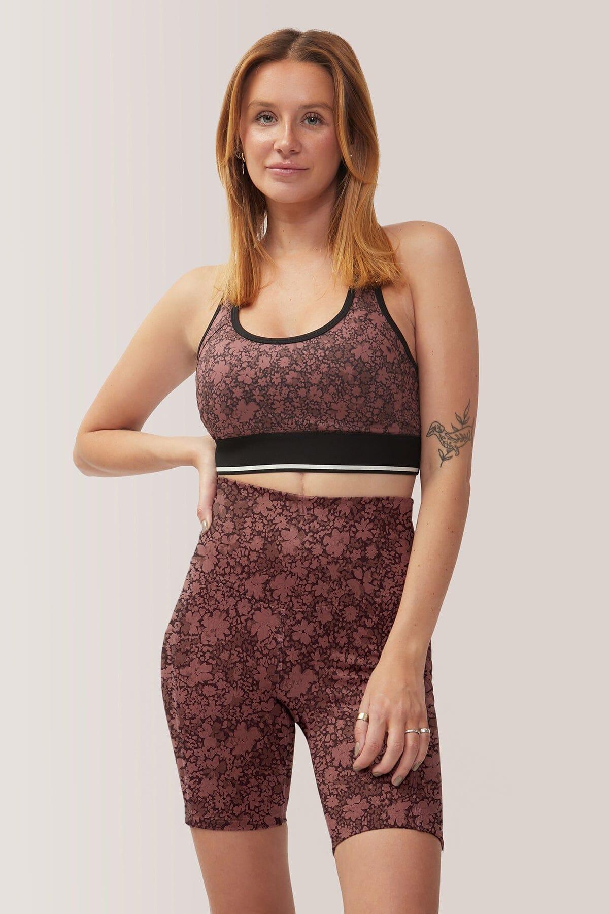 Femme qui porte la bracière de sport Happy Girls de Rose Boreal./ Women wearing the Happy Girls Sport Bra by Rose Boreal. -Wild Flowers / Fleurs Sauvages