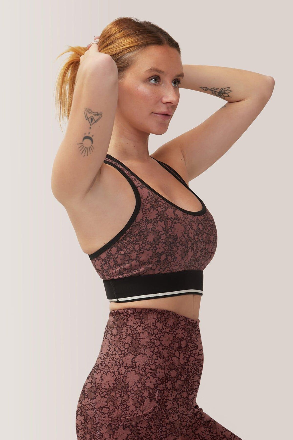 Femme qui porte la bracière de sport Happy Girls de Rose Boreal./ Women wearing the Happy Girls Sport Bra by Rose Boreal. -Wild Flowers Over  / Fleurs Sauvages Over