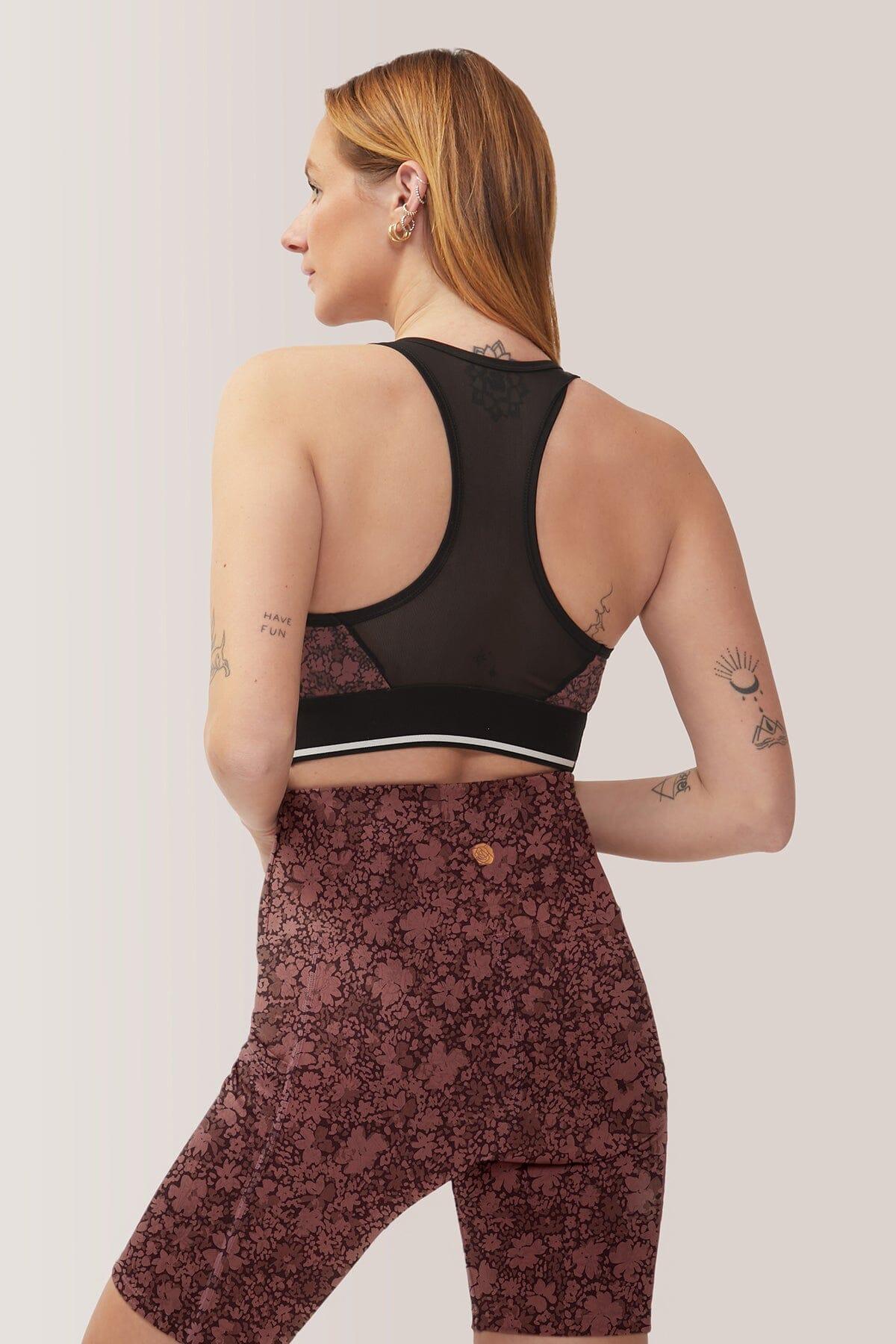 Femme qui porte la bracière de sport Happy Girls de Rose Boreal./ Women wearing the Happy Girls Sport Bra by Rose Boreal. -Wild Flowers / Fleurs Sauvages