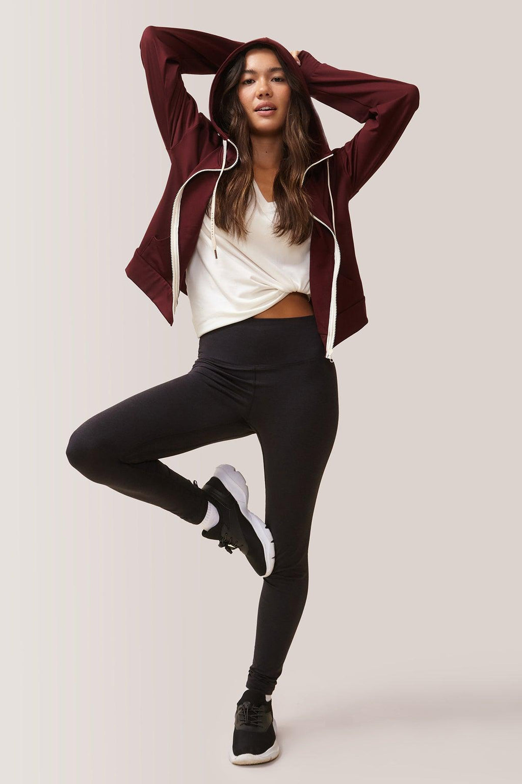 Femme qui porte le chandail Dreamer de Rose Boreal./ Women wearing the Dreamer Hoodie by Rose Boreal. -Rooibos