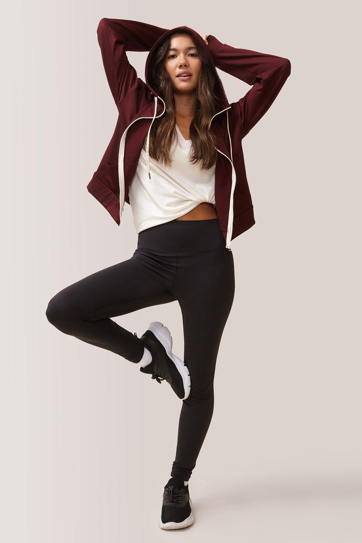 Femme qui porte le chandail Dreamer de Rose Boreal./ Women wearing the Dreamer Hoodie by Rose Boreal. -Rooibos