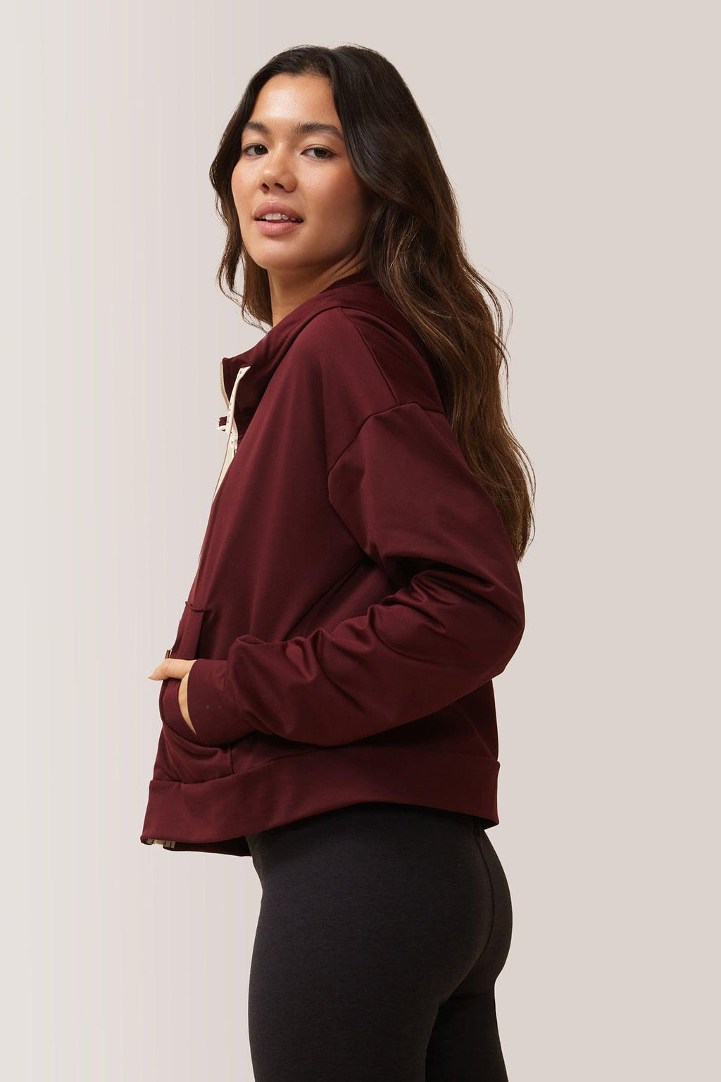 Femme qui porte le chandail Dreamer de Rose Boreal./ Women wearing the Dreamer Hoodie by Rose Boreal. -Rooibos / Rooibos Over