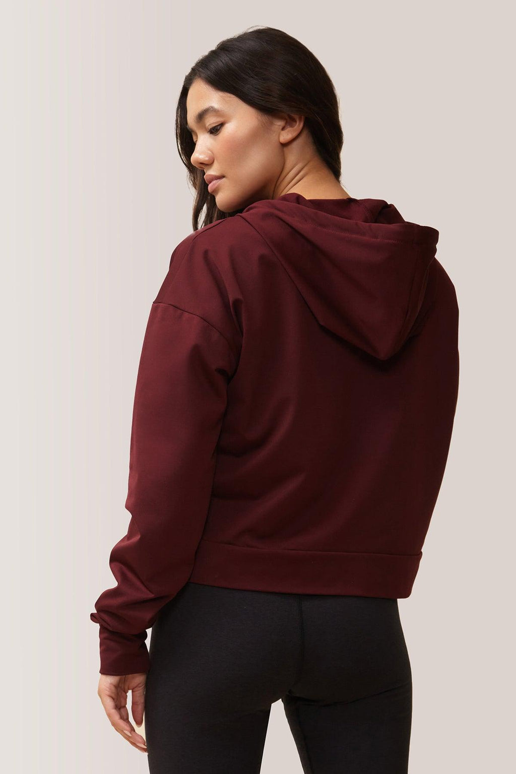 Femme qui porte le chandail Dreamer de Rose Boreal./ Women wearing the Dreamer Hoodie by Rose Boreal. -Rooibos